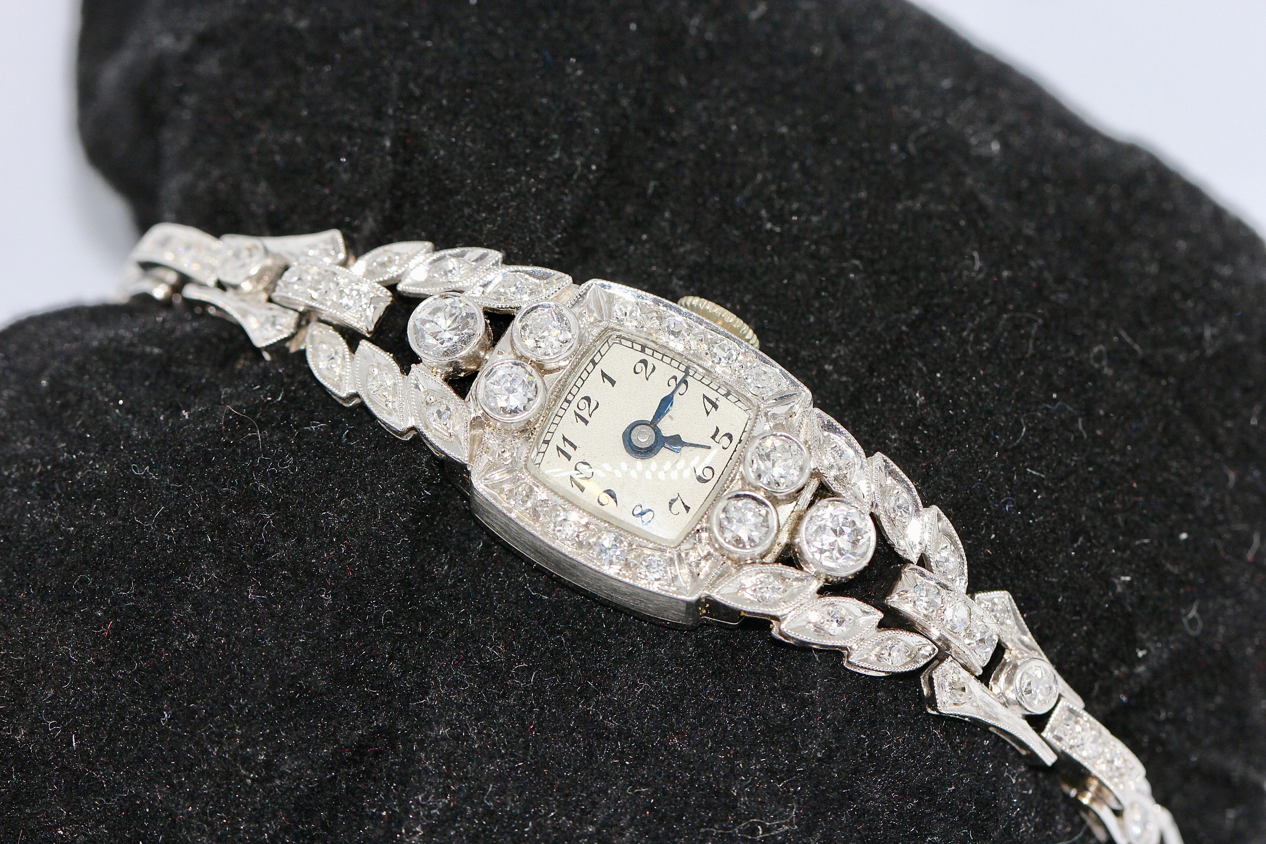 Montre-bracelet pour femme Art nouveau ancien, platine avec diamants en vente 1