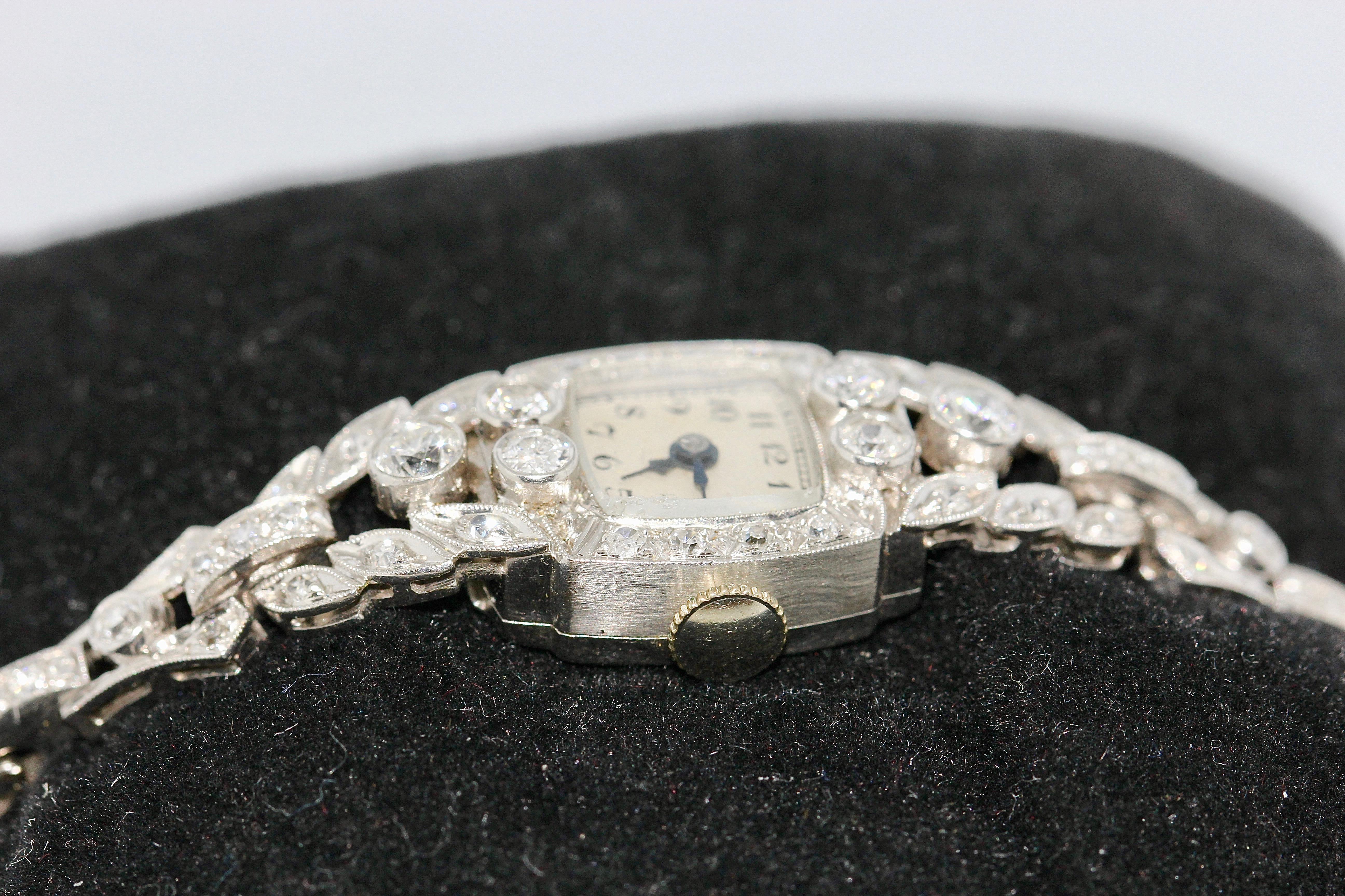 Montre-bracelet pour femme Art nouveau ancien, platine avec diamants en vente 2