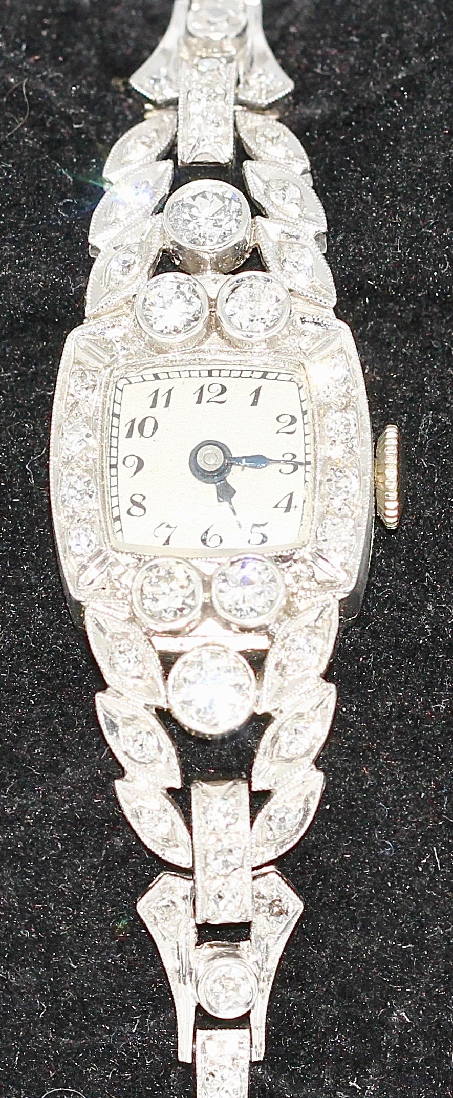 Montre-bracelet pour femme Art nouveau ancien, platine avec diamants Bon état - En vente à Berlin, DE