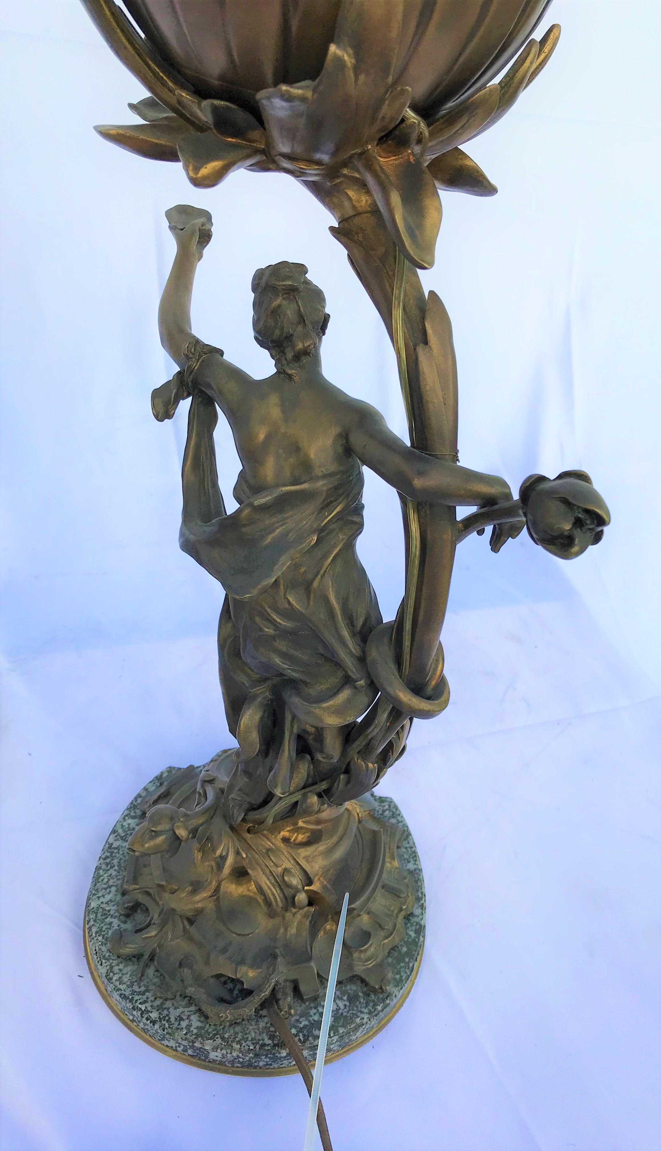 Moulage Lampe de dame ancienne Art nouveau en bronze en vente