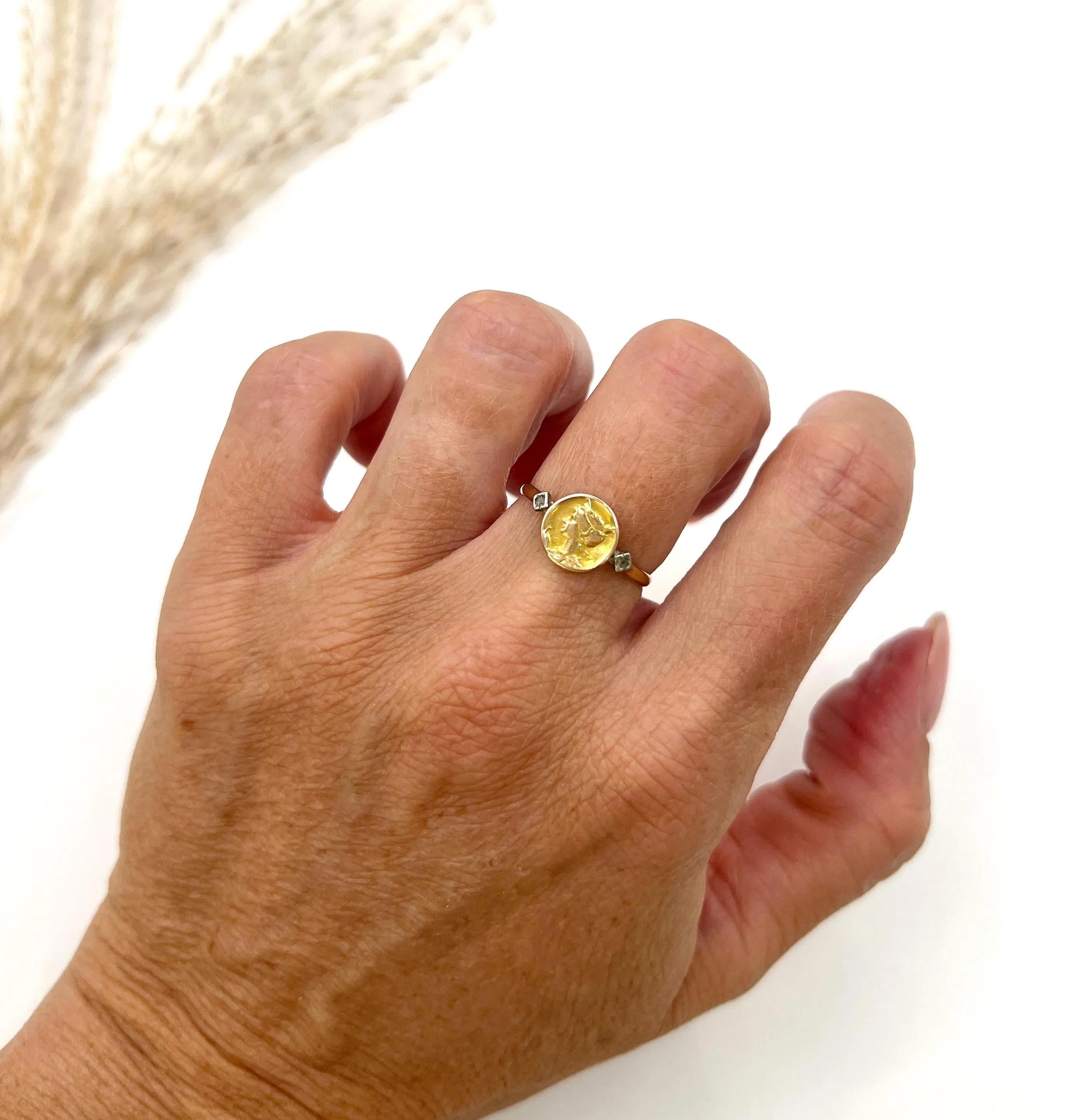 Anello antico in stile liberty 

Oro giallo 18ct con marchio francese

Circa 1910

Entra in un mondo di eleganza con questo squisito anello Art Nouveau, realizzato in lussuoso oro 18 carati. Il design accattivante presenta un bellissimo disco d'oro