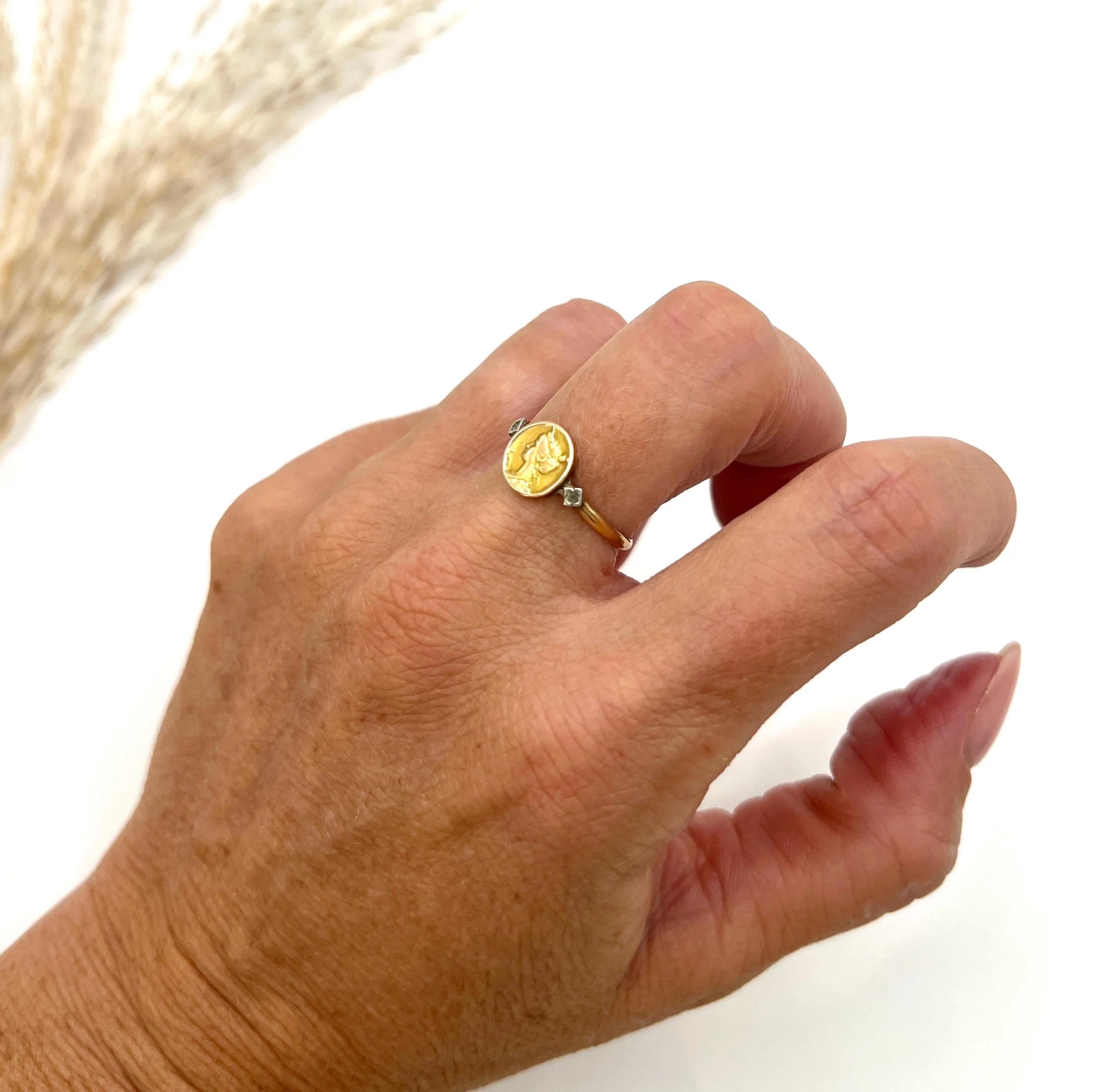 Anello con ritratto di donna in stile Art Nouveau: oro 18ct e diamanti con marchio francese in vendita 1