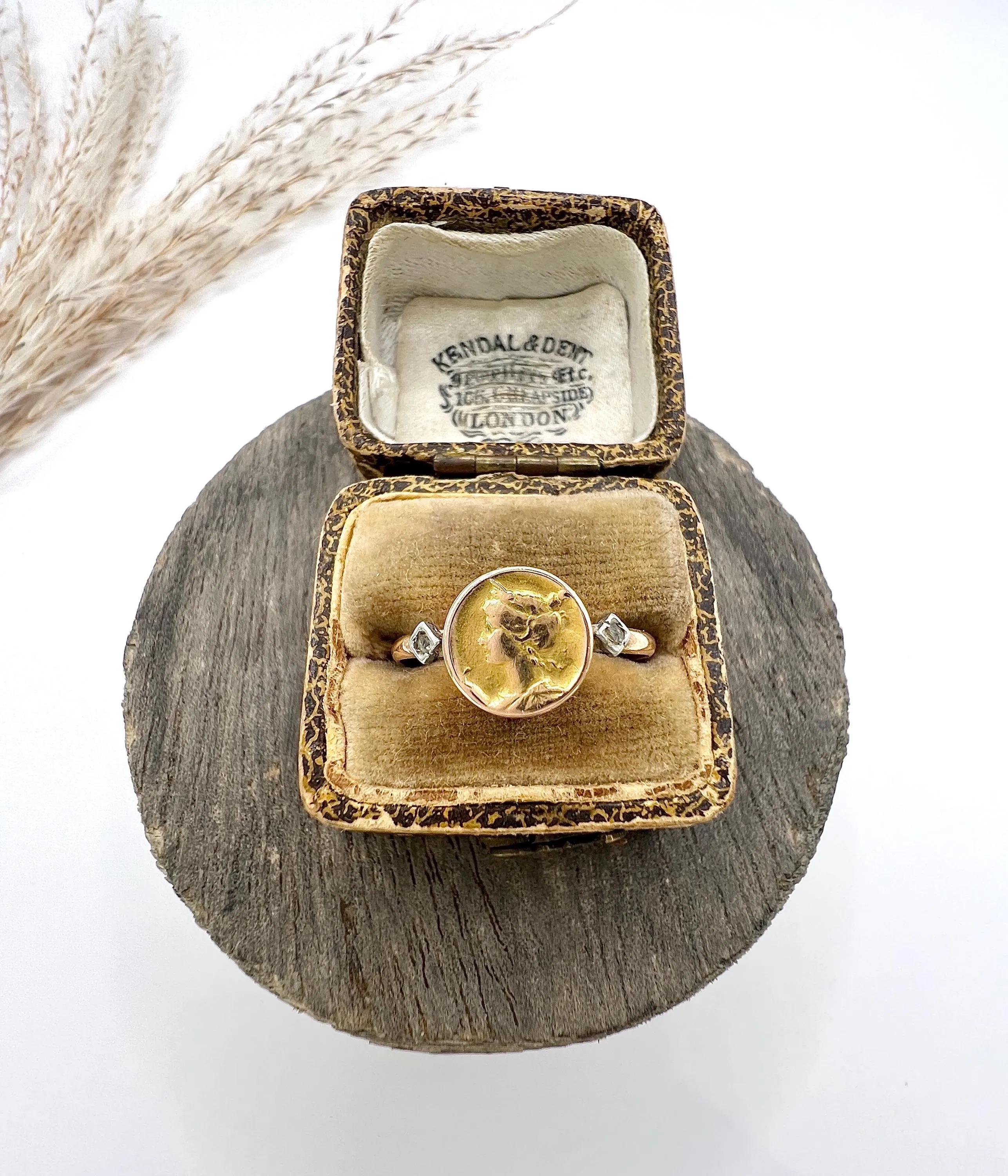 Anello con ritratto di donna in stile Art Nouveau: oro 18ct e diamanti con marchio francese in vendita 2