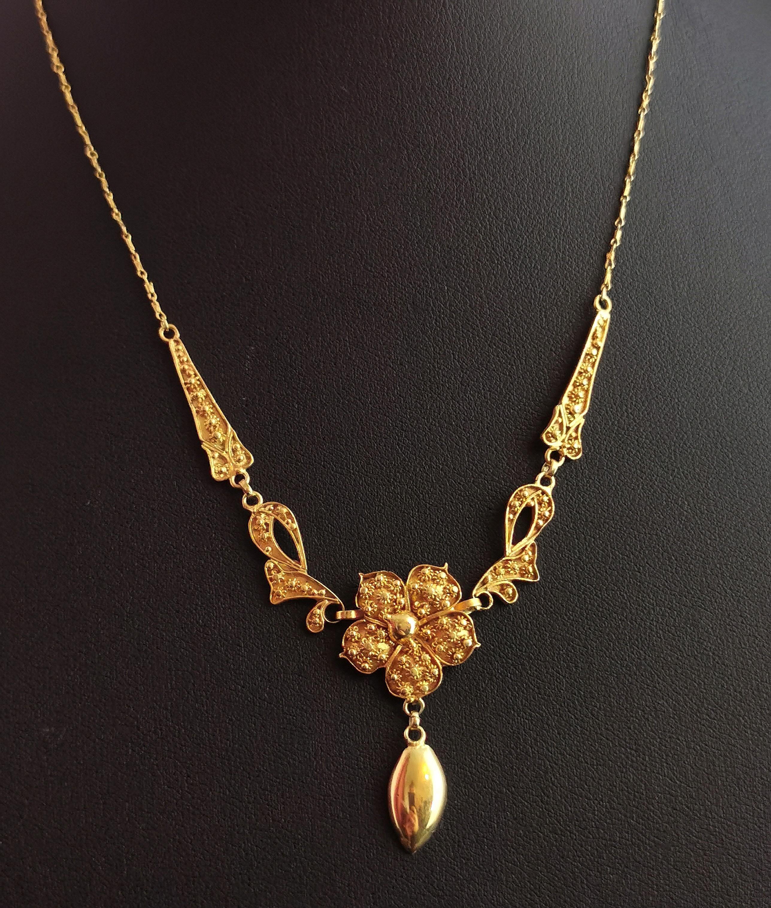 Antique Art Nouveau Lavalier Necklace, Floral, 22 Karat Yellow Gold In Good Condition In NEWARK, GB