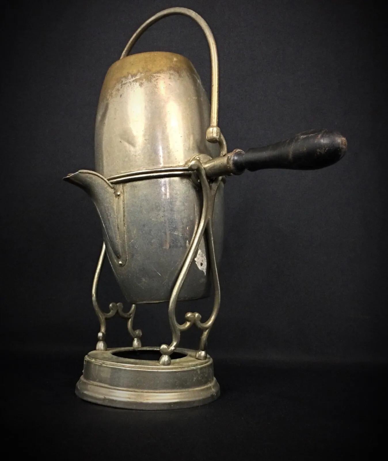 Antique Art Nouveau L.C Tilt Coffee Pot with Pierced Design - 2Y286 In Good Condition For Sale In Bordeaux, FR