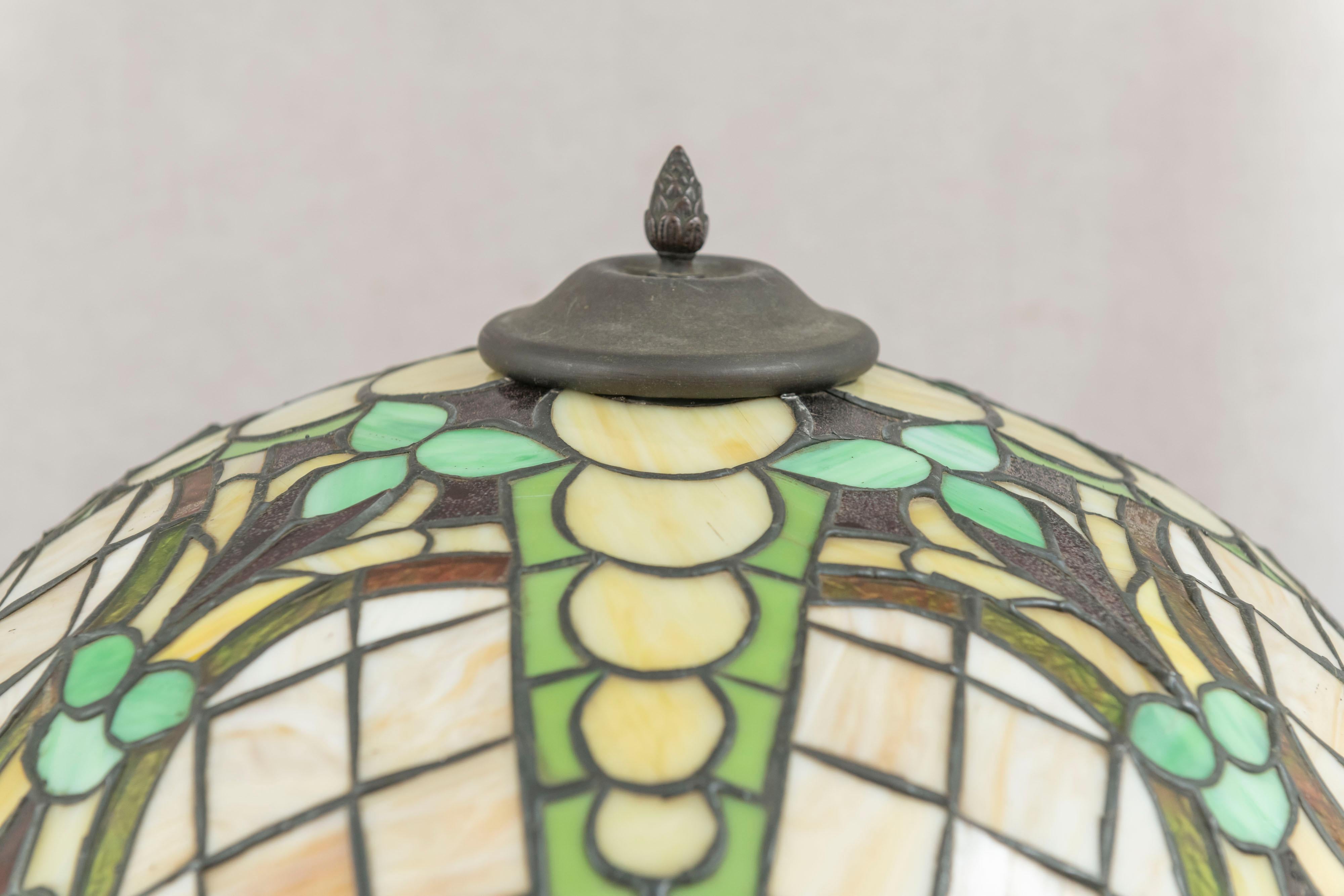 Antique Art Nouveau Leaded Glass Table Lamp by Chicago Mosaic, ca. 1910 In Good Condition For Sale In Petaluma, CA