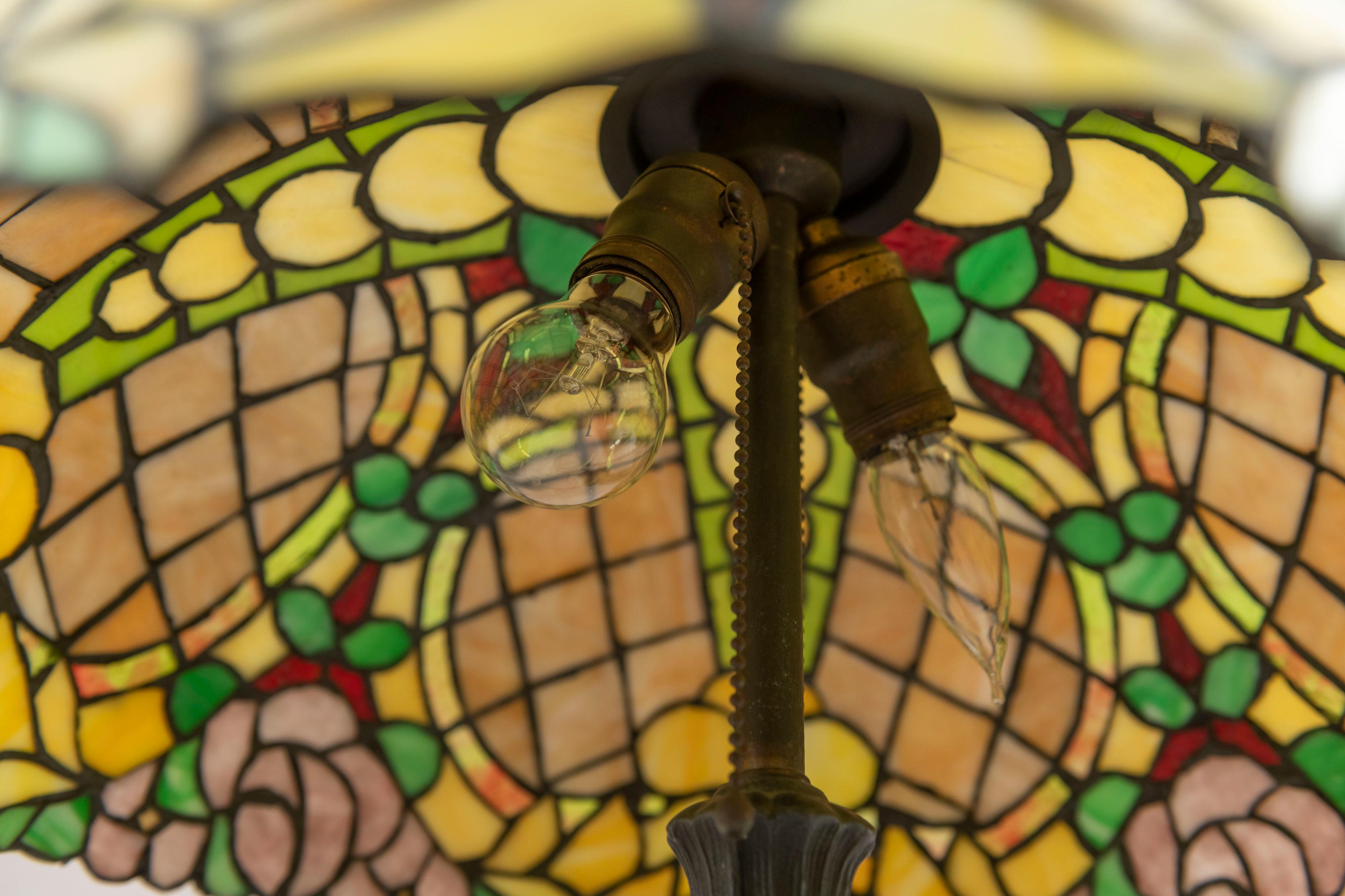 Antique Art Nouveau Leaded Glass Table Lamp by Chicago Mosaic, ca. 1910 For Sale 3