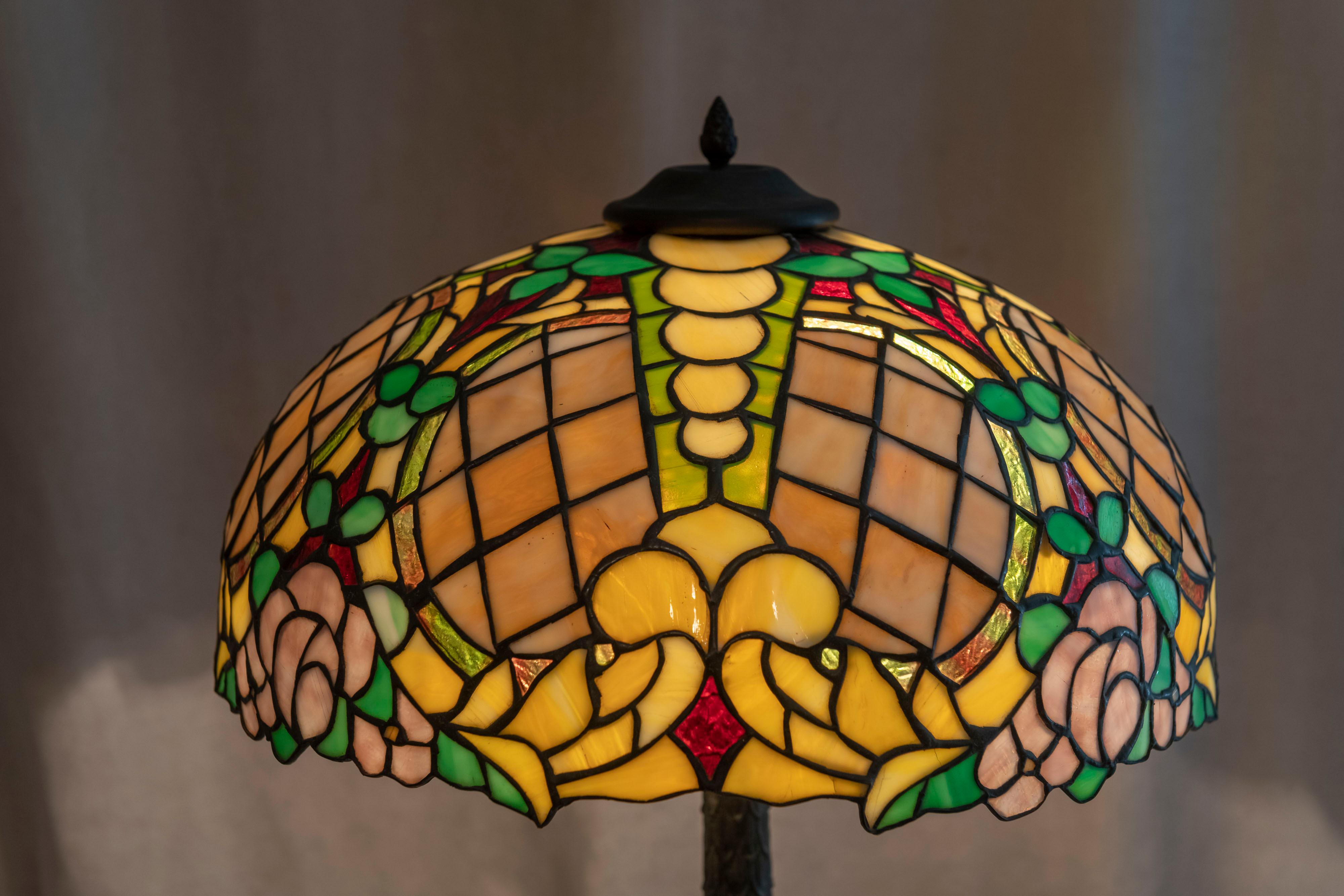 Art nouveau Lampe de bureau d'antiquités Art Nouveau en verre plombé par la mosaïque de Chicago, vers 1910 en vente
