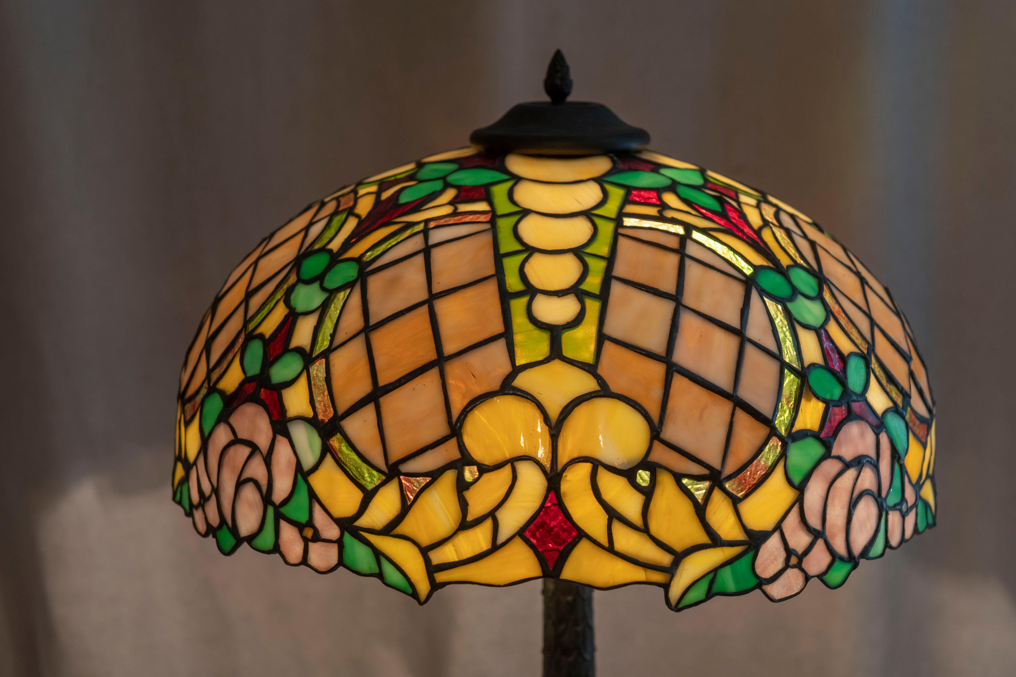 Américain Lampe de bureau d'antiquités Art Nouveau en verre plombé par la mosaïque de Chicago, vers 1910 en vente