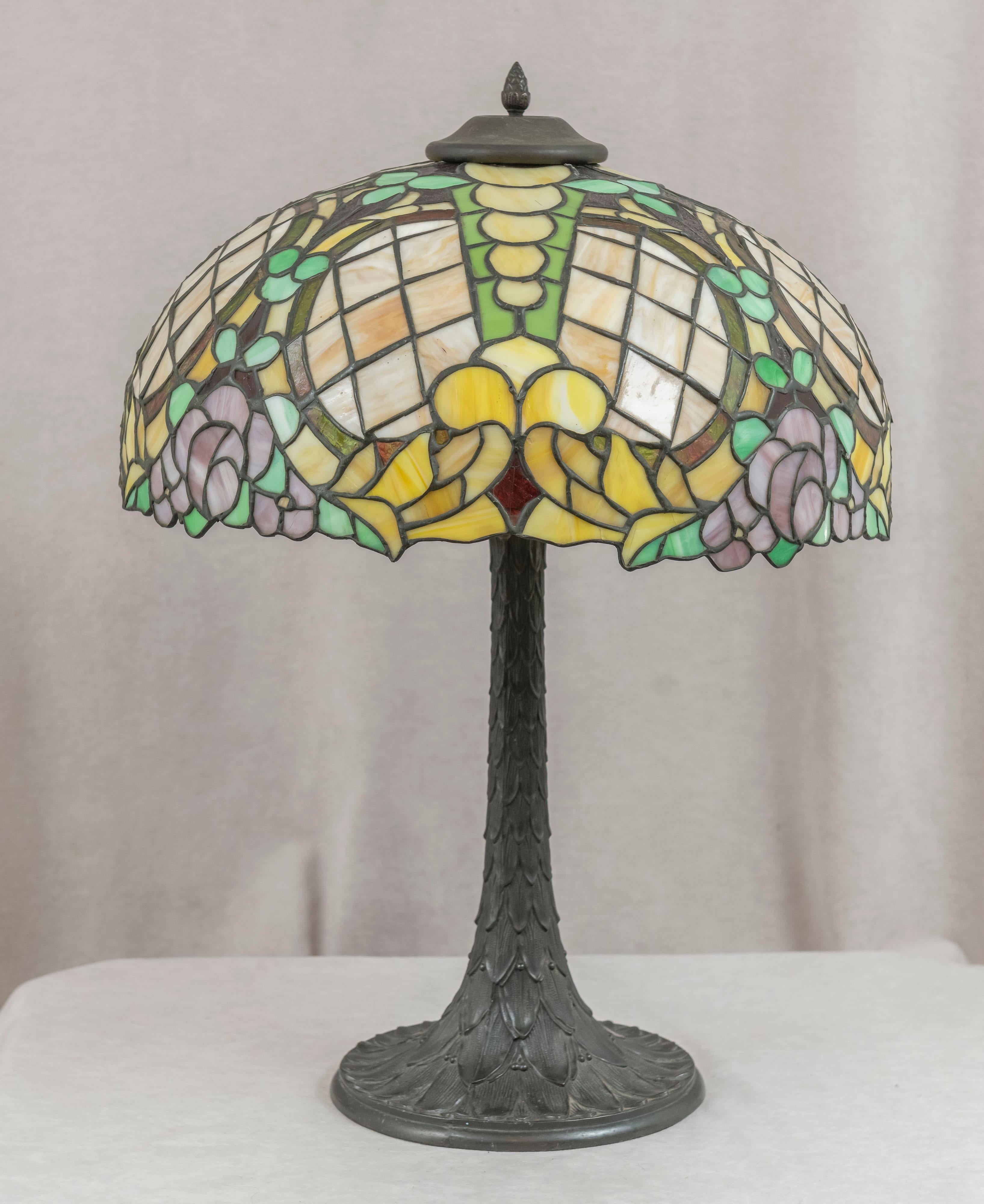 Antike Jugendstil-Tischlampe aus Bleiglas von Chicago Mosaic, ca. 1910 (amerikanisch) im Angebot