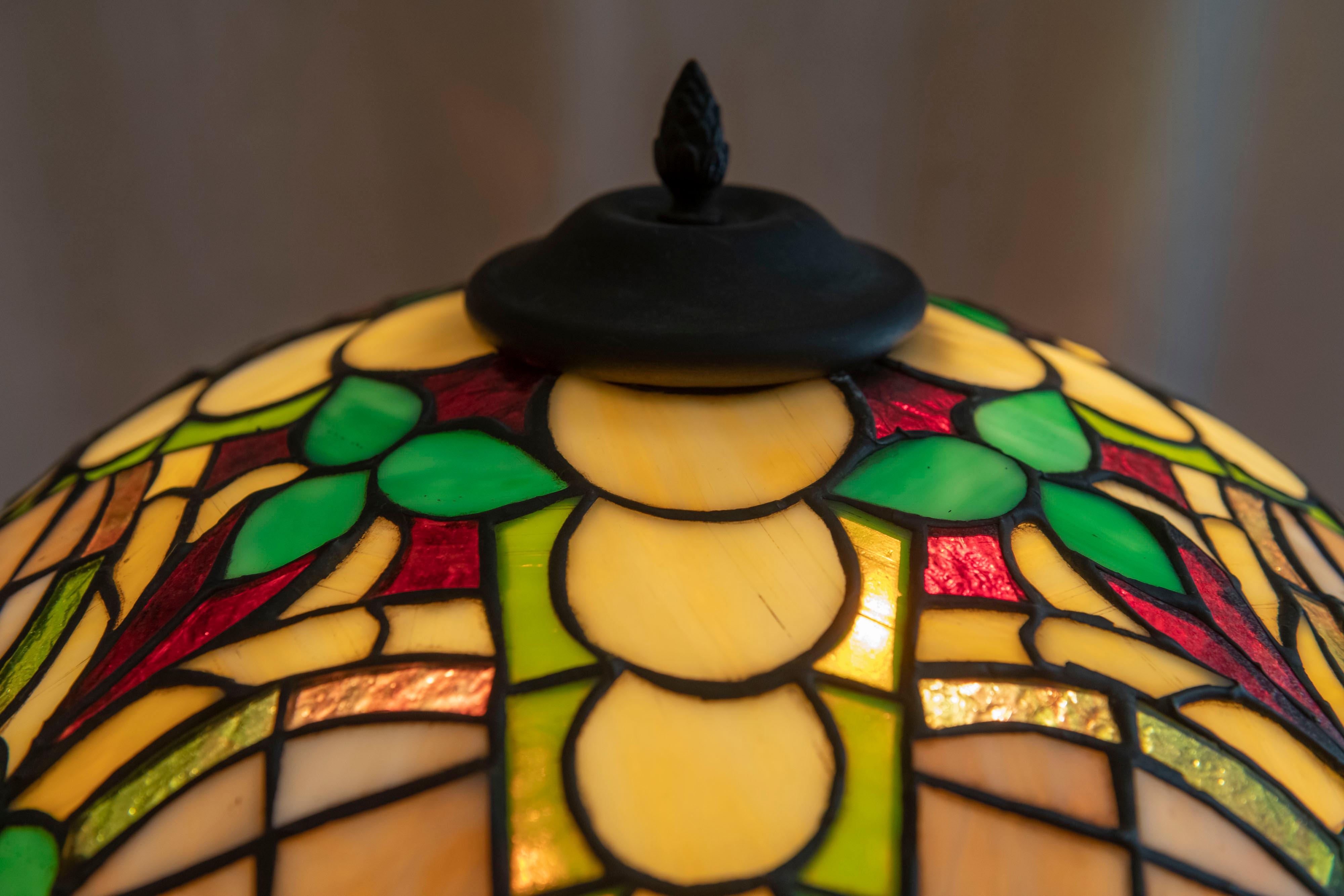 Lampe de bureau d'antiquités Art Nouveau en verre plombé par la mosaïque de Chicago, vers 1910 Bon état - En vente à Petaluma, CA