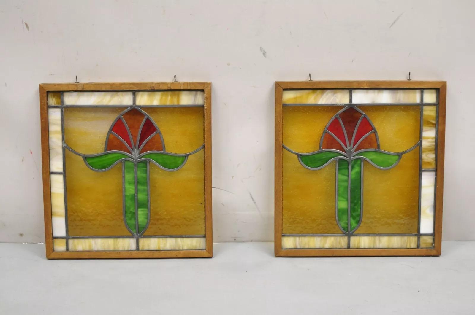 Antiguo Art Nouveau Vidrieras emplomadas Rojo Verde Flor Pequeña Ventanas con marco de madera - un par. Principios del siglo XX. Medidas: 16,5