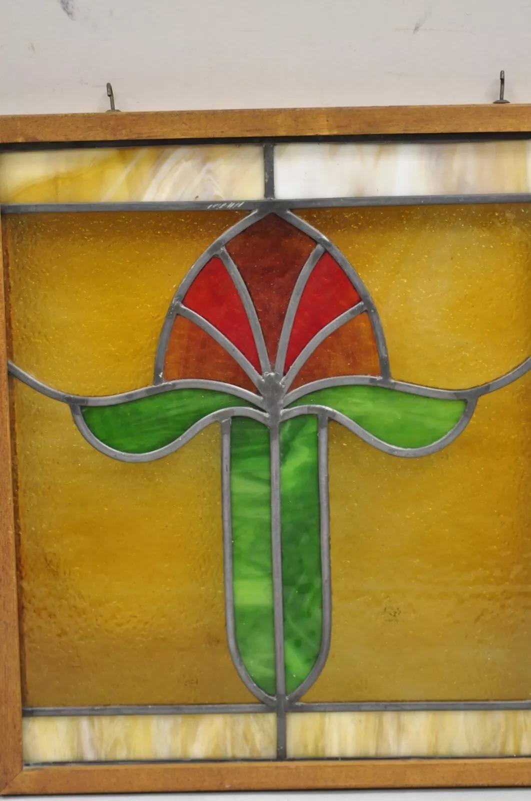 Antiguo Art Nouveau Vidrieras emplomadas Rojo Verde Flor pequeñas ventanas - un par en Bueno Estado en Philadelphia, PA