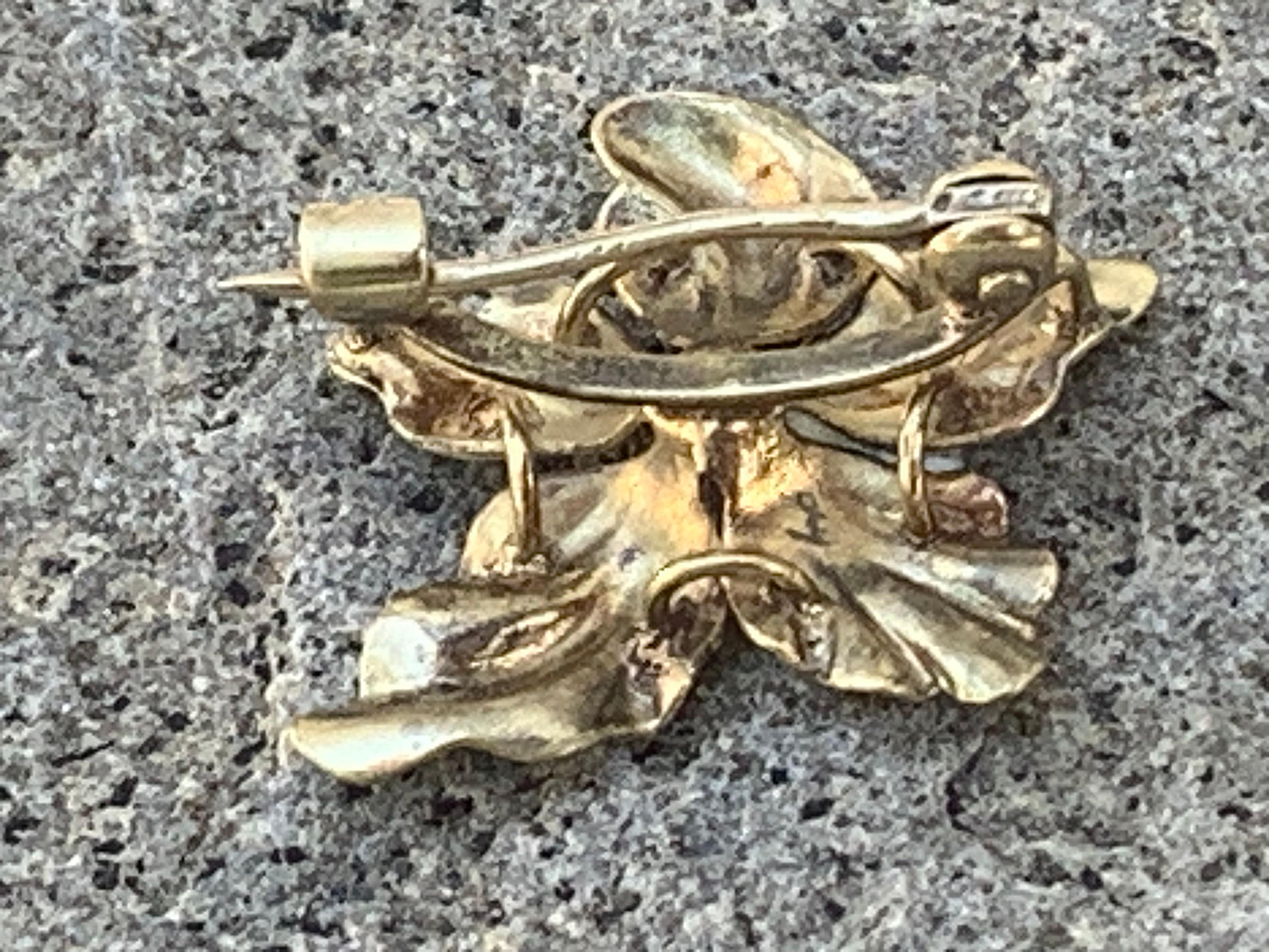 Antike Jugendstil Lilienbrosche 14 Karat Gelbgold Emaille Perle (Art nouveau) im Angebot