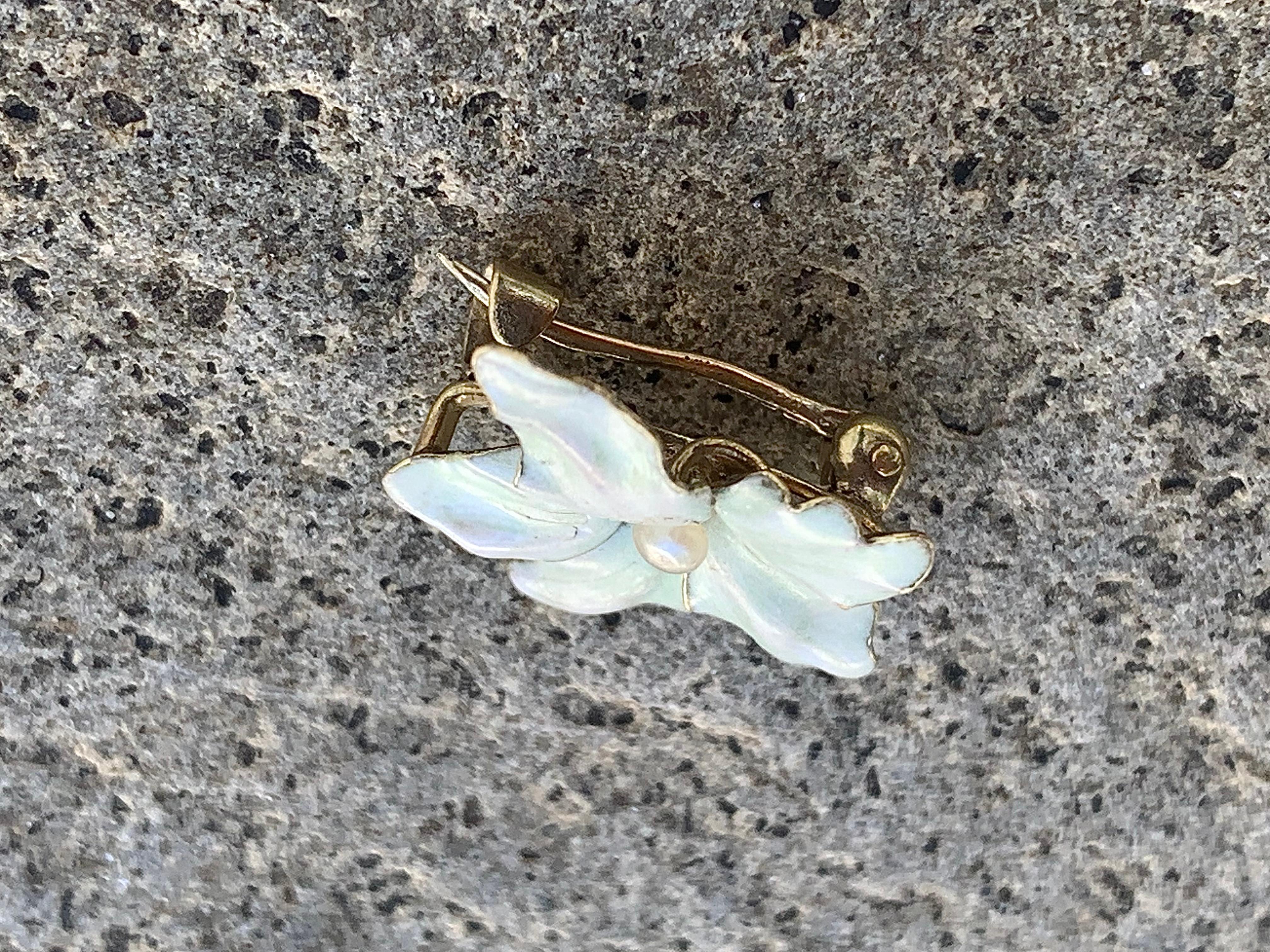 Antique Art Nouveau Lily Brooch 14 Karat Yellow Gold Enamel Pearl In Good Condition For Sale In Munich, Bavaria