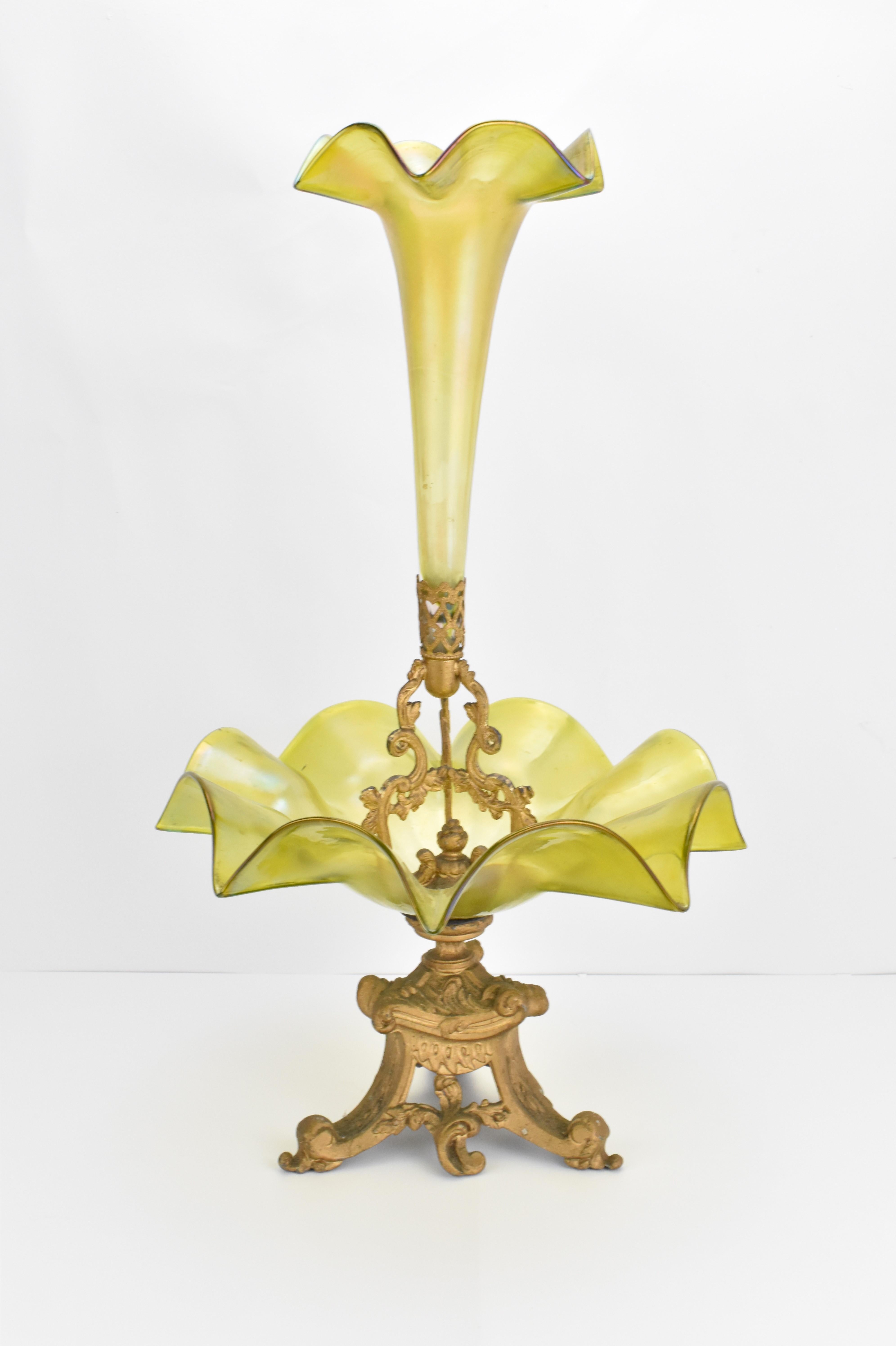 Jugendstil Tafelaufsatz aus Loetz Glas in ausgezeichnetem Originalzustand

Schale und Vase aus grünem, glänzendem Farbglas, mit gewellten Rändern

Steht auf einem 3-Fuß-Sockel aus vergoldeter Bronze

Die Farbe des Glases ändert sich bei wechselnder