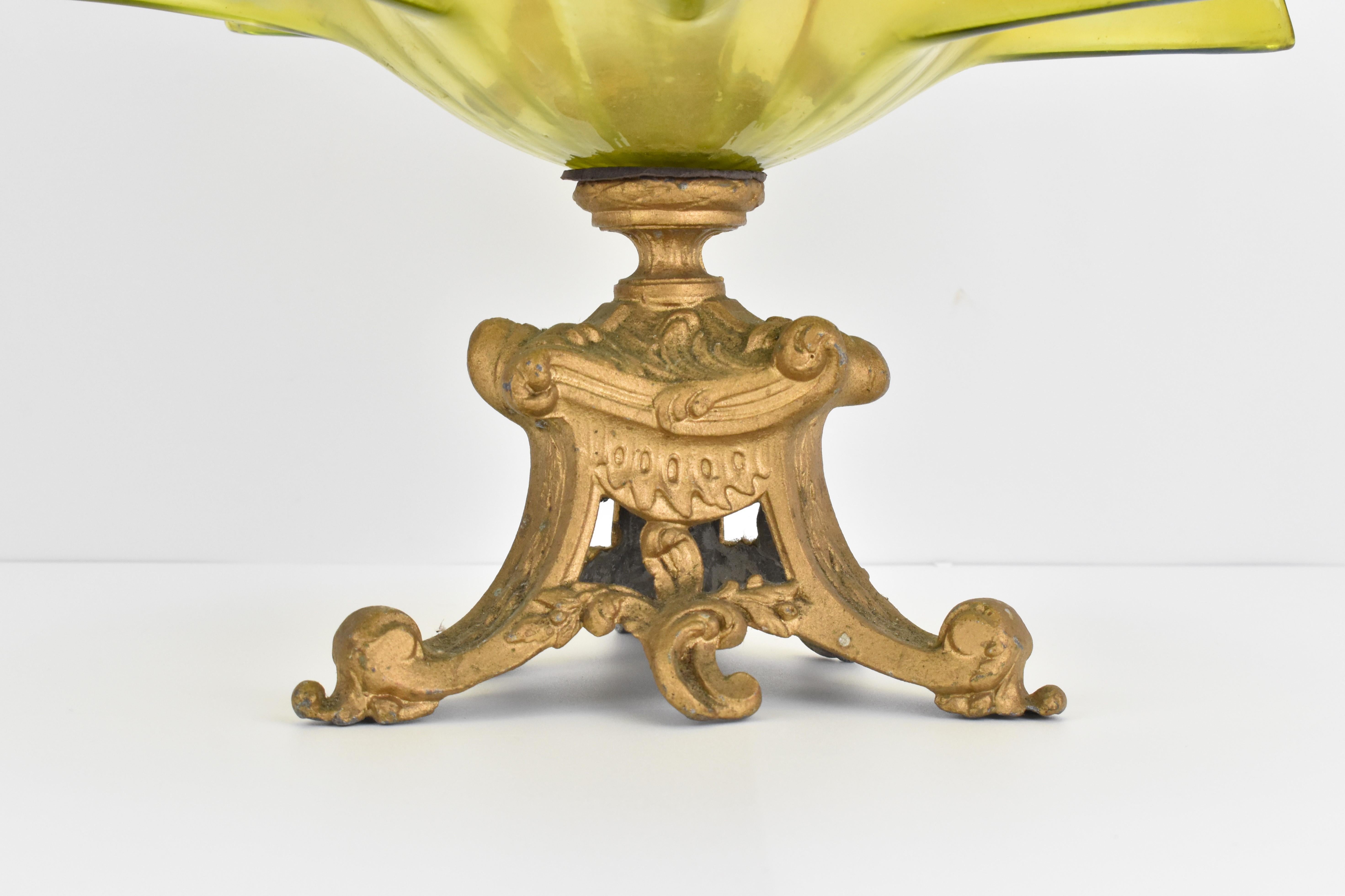 Antiker Jugendstil Loetz Böhmischer Art Galss Tafelaufsatz, Epergne, 19. Jahrhundert (Bronze) im Angebot