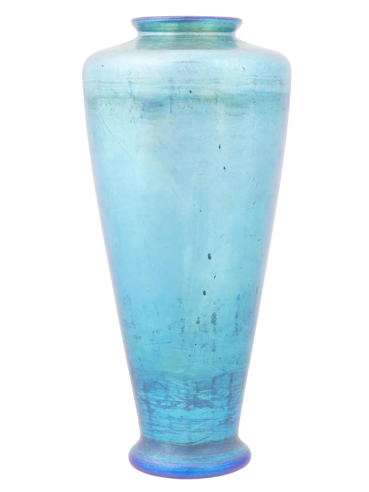 Antico vaso in vetro Favrile di Louis Comfort Tiffany in stile Liberty In condizioni buone in vendita a Long Island City, NY