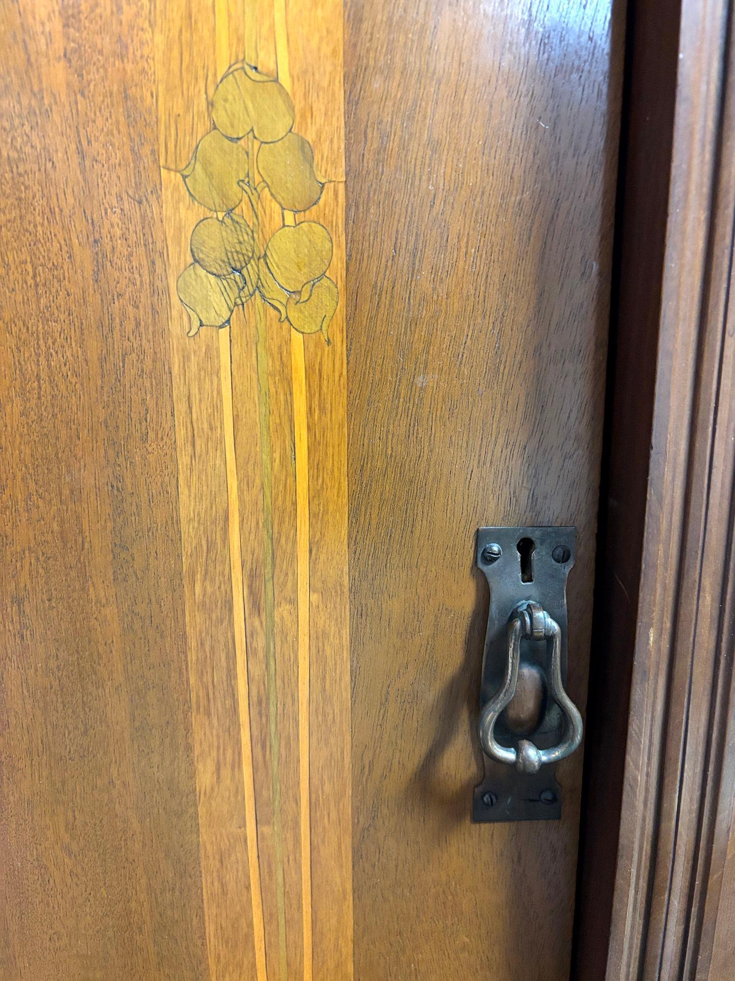 Antique Art Nouveau Mahogany and Floral Marquetry Display Cabinet For Sale 10