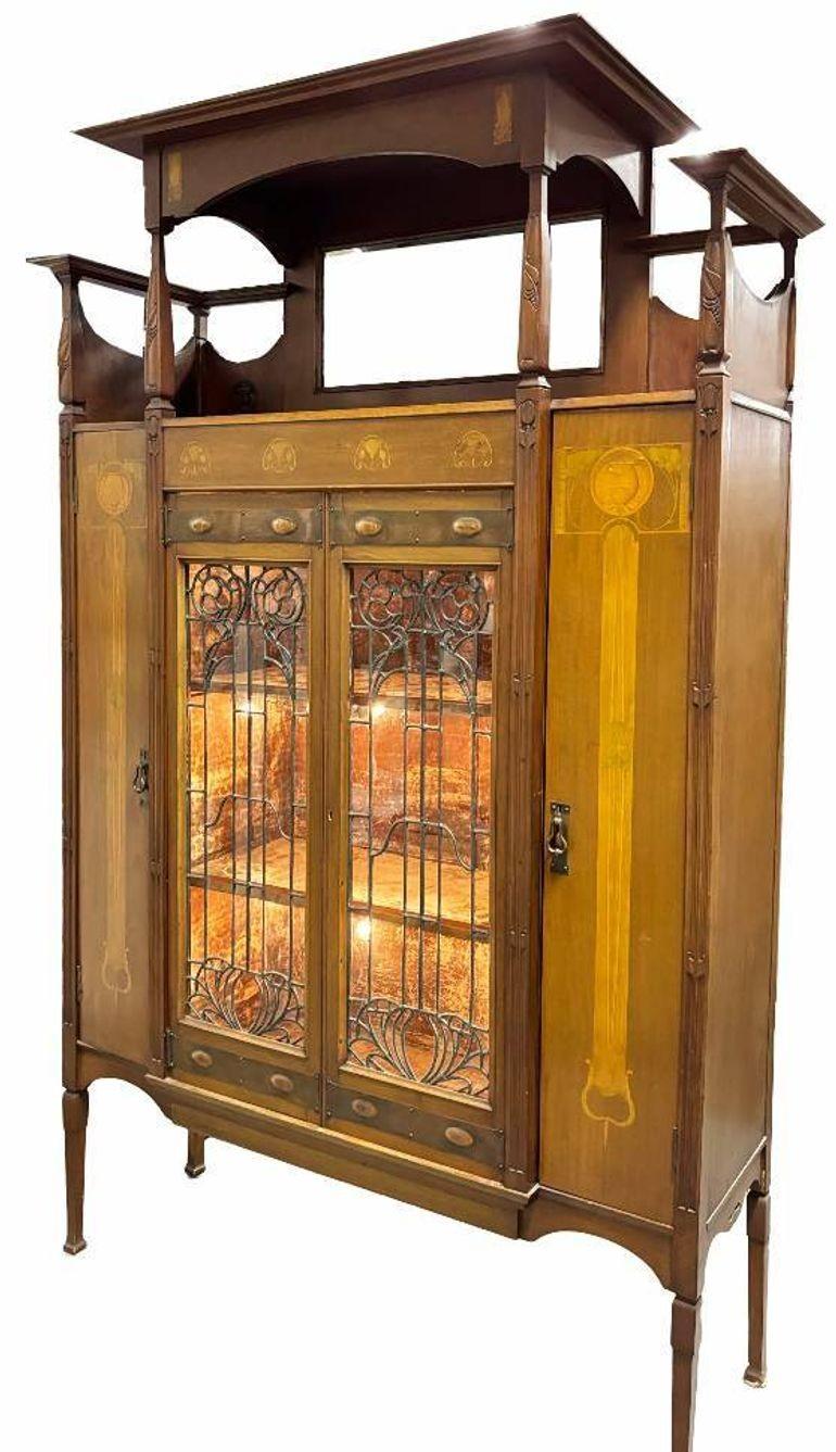 Antique Art Nouveau Mahogany and Floral Marquetry Display Cabinet In Excellent Condition For Sale In Van Nuys, CA