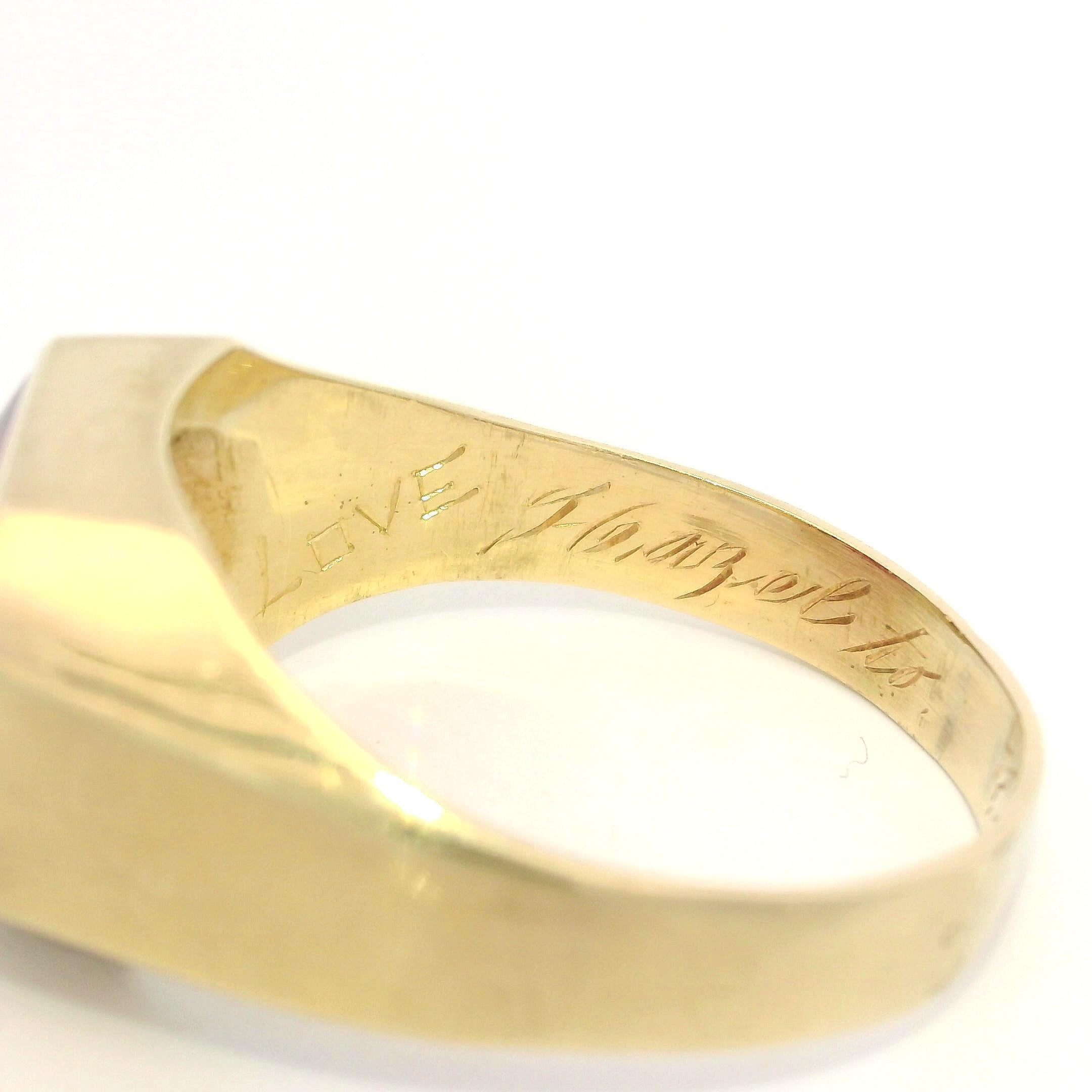 --Pietre: --
(1) Vetro rosso - taglio rettangolare con angoli - castone - colore rosso - 12x9,8 mm (circa)

Materiale: Oro giallo massiccio 14K
Peso: 10.6 grammi
Misura dell'anello: 11,5 (montato su un dito. Possiamo personalizzare questo