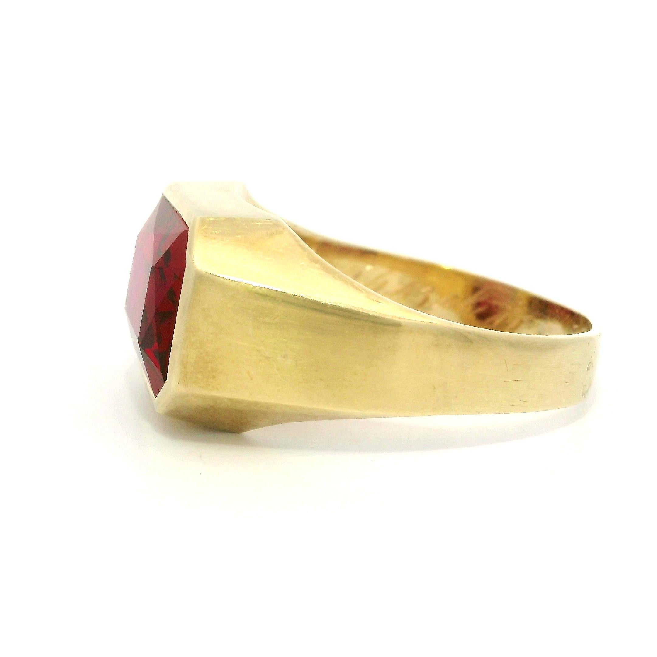 Anello antico Art Nouveau da uomo in oro giallo 14k con castone rettangolare in vetro rosso In condizioni buone in vendita a Montclair, NJ