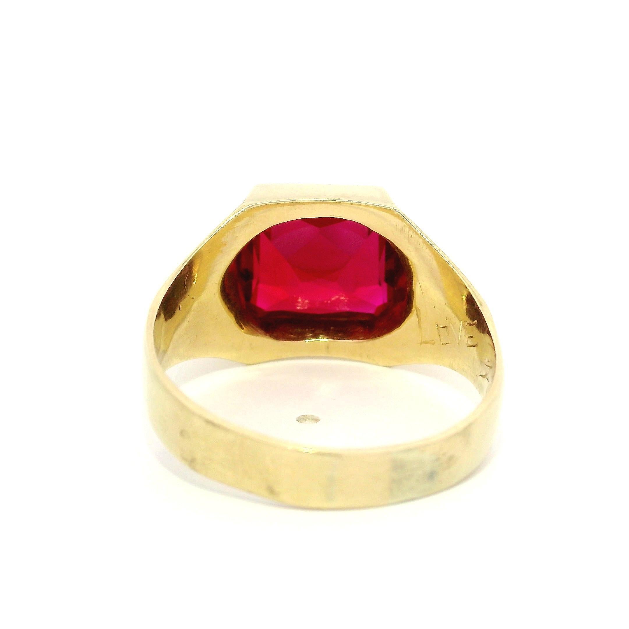 Uomo Anello antico Art Nouveau da uomo in oro giallo 14k con castone rettangolare in vetro rosso in vendita