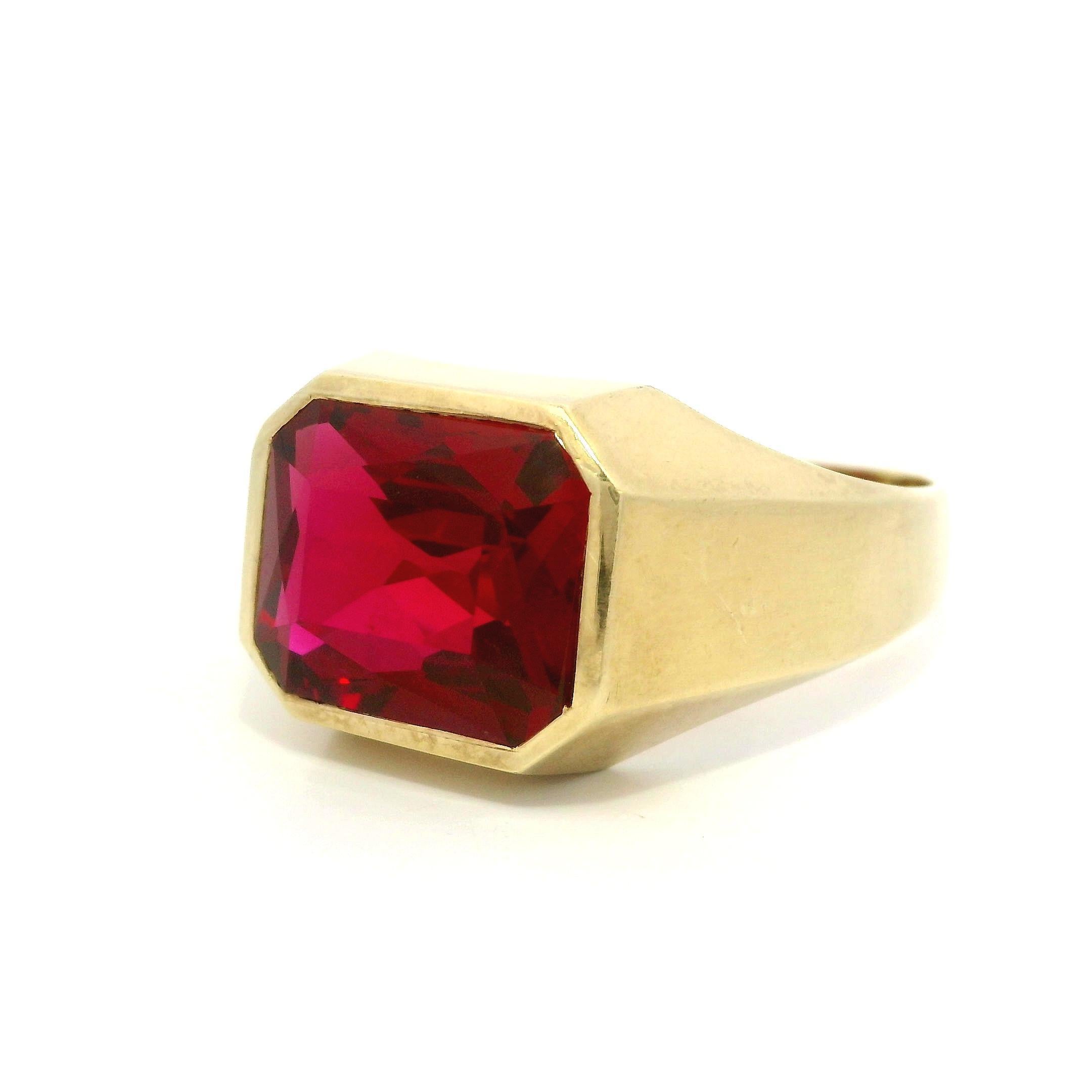 Anello antico Art Nouveau da uomo in oro giallo 14k con castone rettangolare in vetro rosso in vendita 1