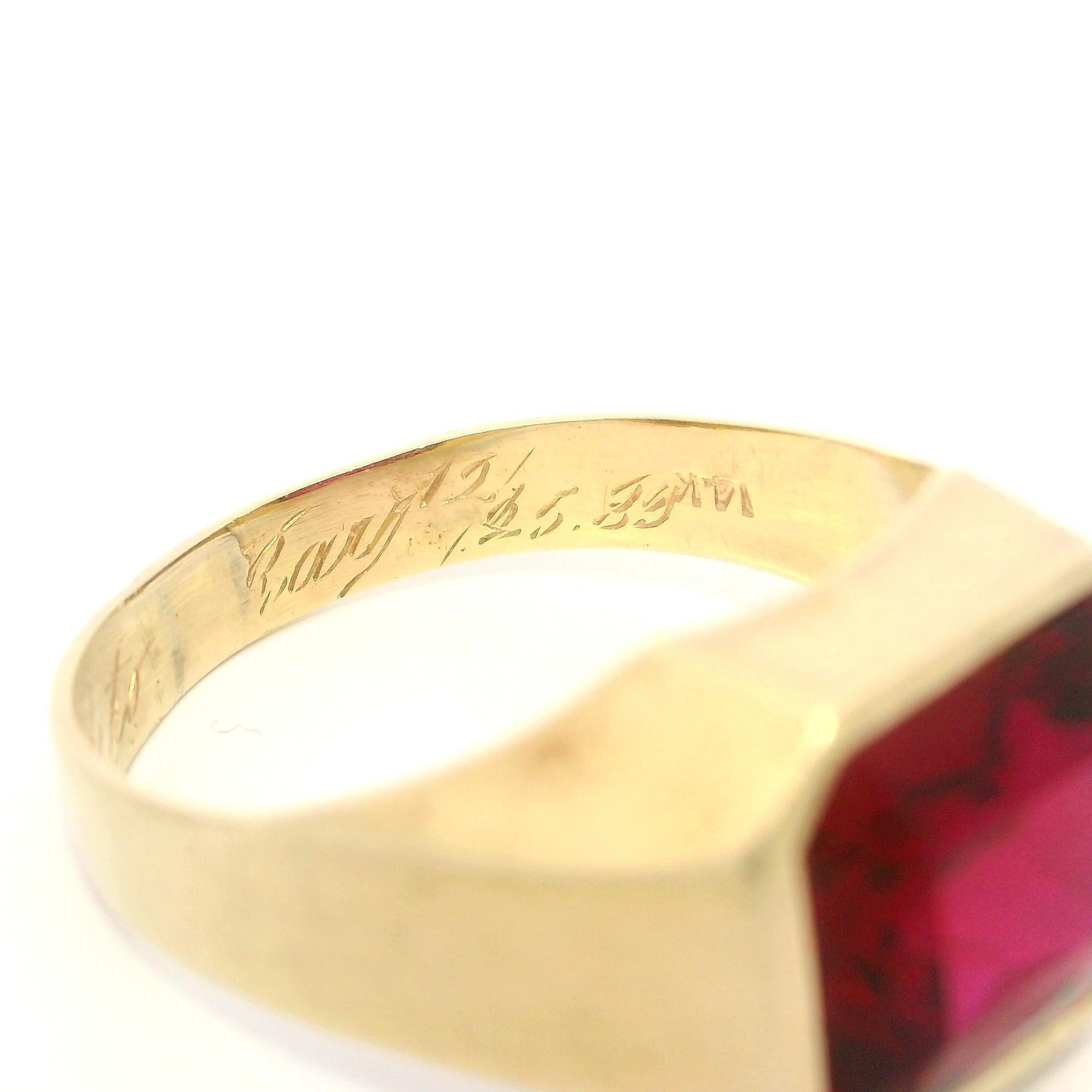 Anello antico Art Nouveau da uomo in oro giallo 14k con castone rettangolare in vetro rosso in vendita 2