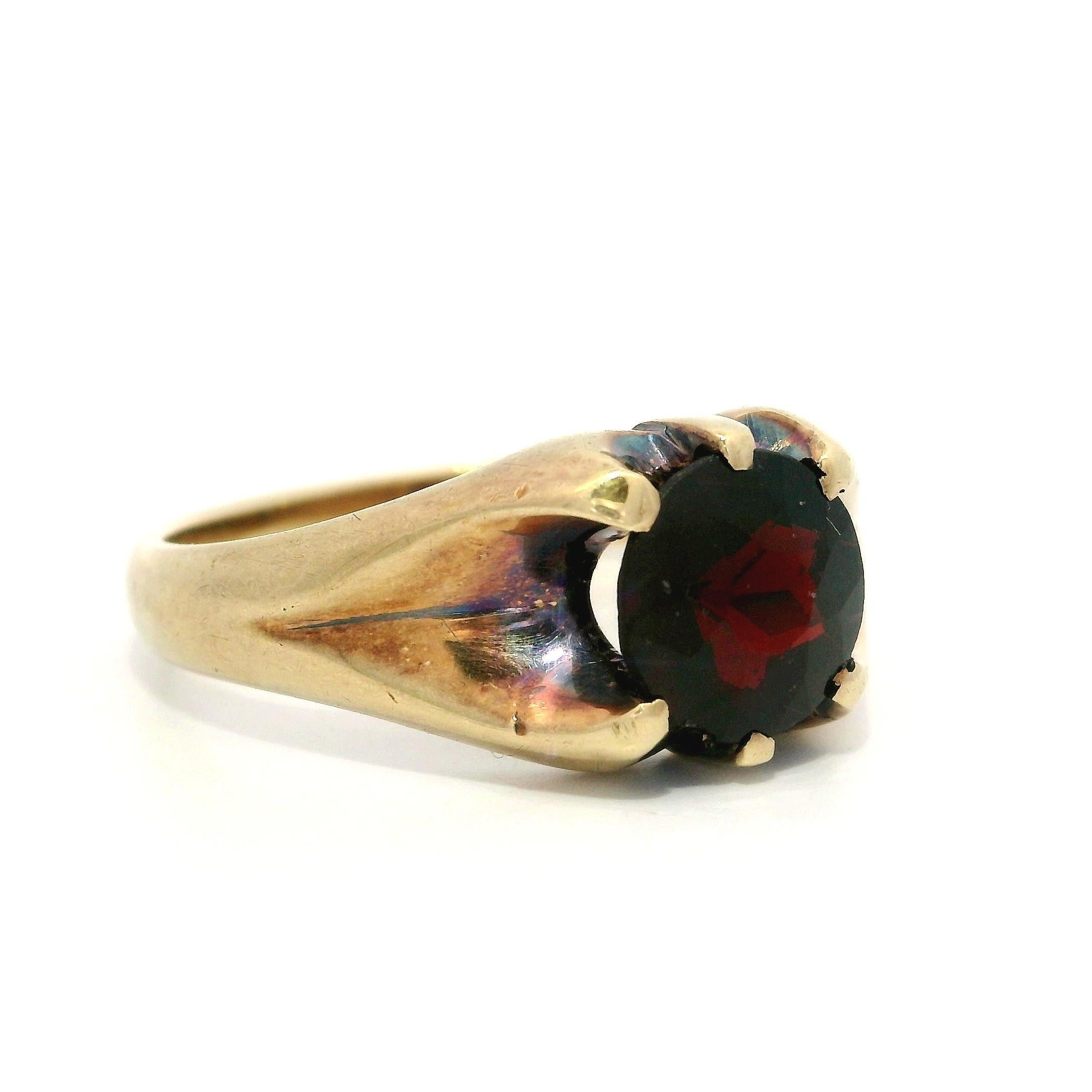 -Pierre(s) : -
(1) Grenat véritable naturel - taille ronde - serti - couleur rouge foncé - 8,3 mm (approx.)

MATERIAL : Or jaune 14k massif 
Poids total : 7,1 grammes
Largeur totale : 10,03 mm (haut de l'anneau - du nord au sud), 3,24 mm (bas de la