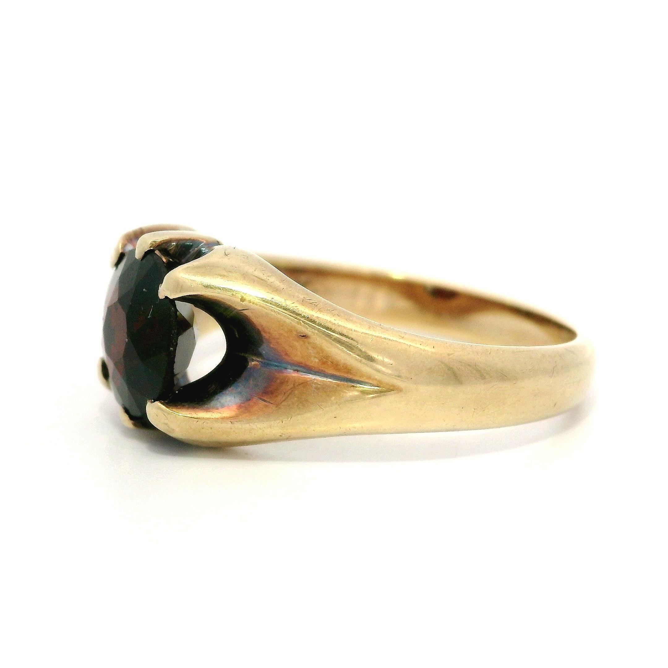 Taille ronde Bague d'homme en or jaune massif grenat Solitaire Gypsy Belcher Antique Art Nouveau en vente