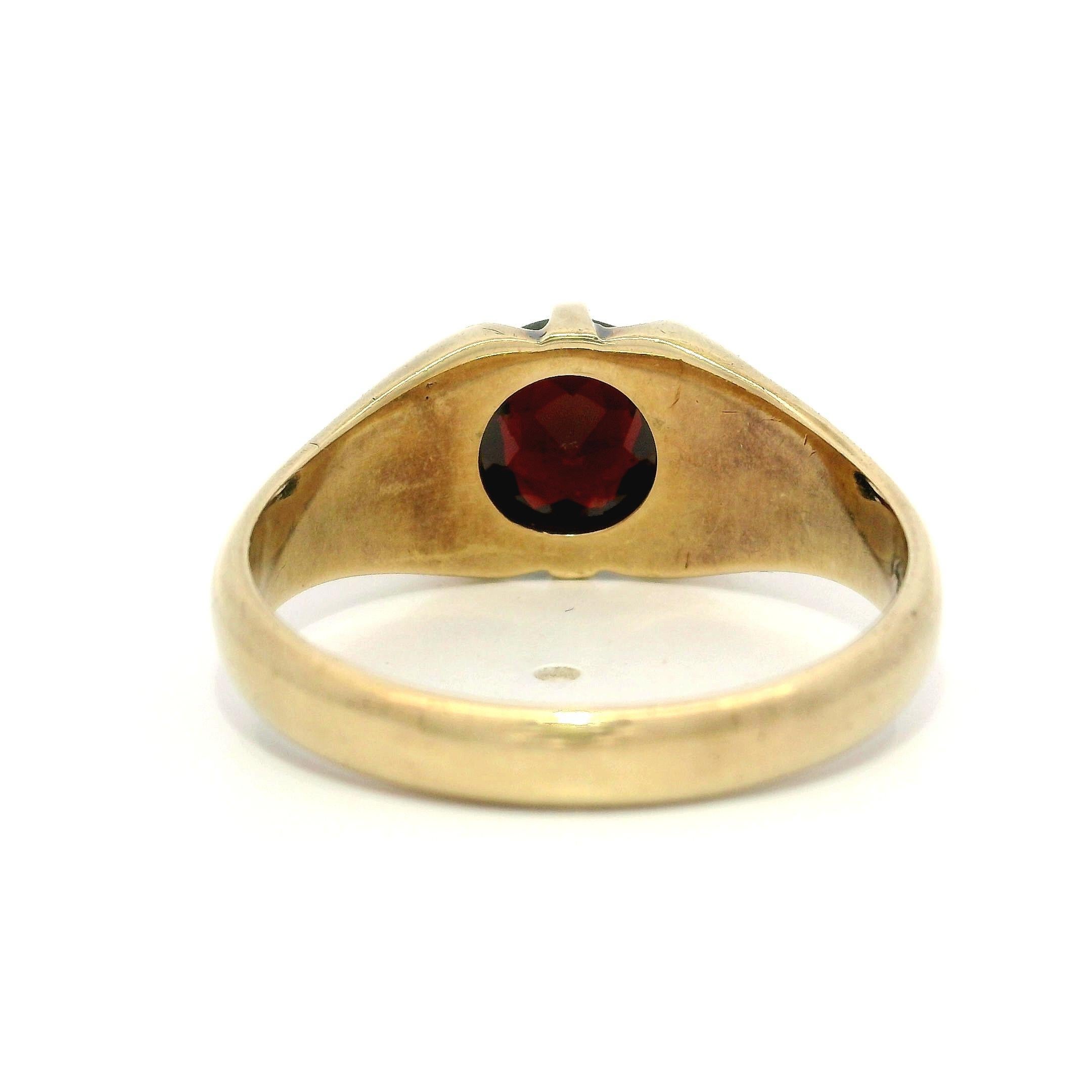 Bague d'homme en or jaune massif grenat Solitaire Gypsy Belcher Antique Art Nouveau Bon état - En vente à Montclair, NJ