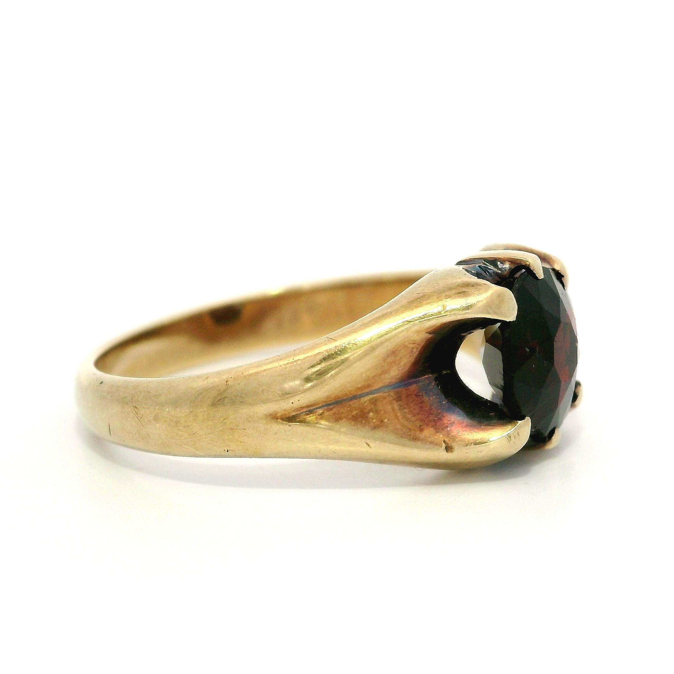 Bague d'homme en or jaune massif grenat Solitaire Gypsy Belcher Antique Art Nouveau Pour hommes en vente