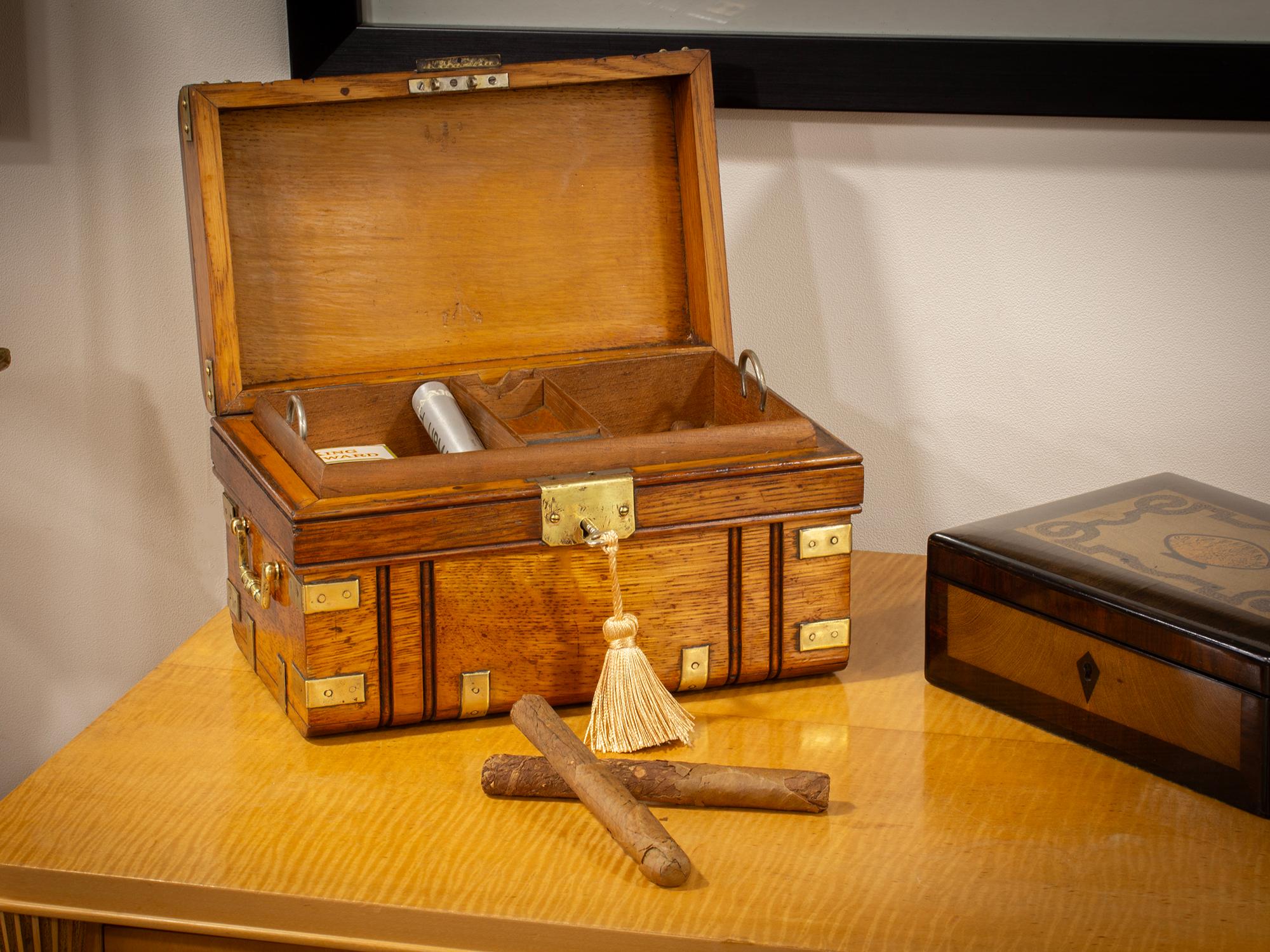 Modelado como un baúl

De nuestra colección de Cajas, nos complace ofrecerte este antiguo Humidor Tronco para Puros de Roble. Humidificador de forma novedosa en forma de baúl de viaje fabricado en roble con esquineras de latón, tachuelas de latón y