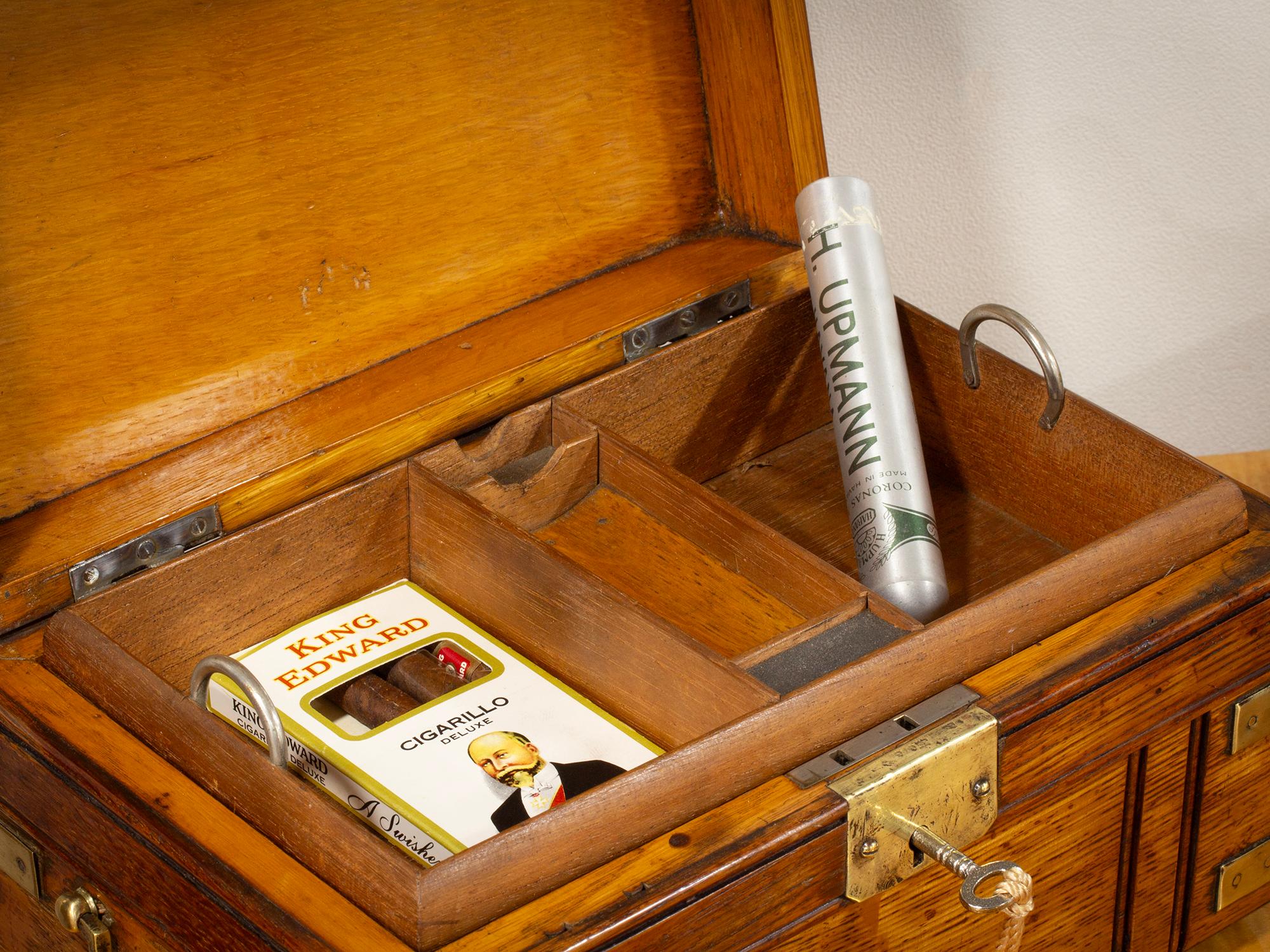 Antiguo Art Nouveau Novedad Baúl Humidificador de puros de Roble Hecho a mano en venta