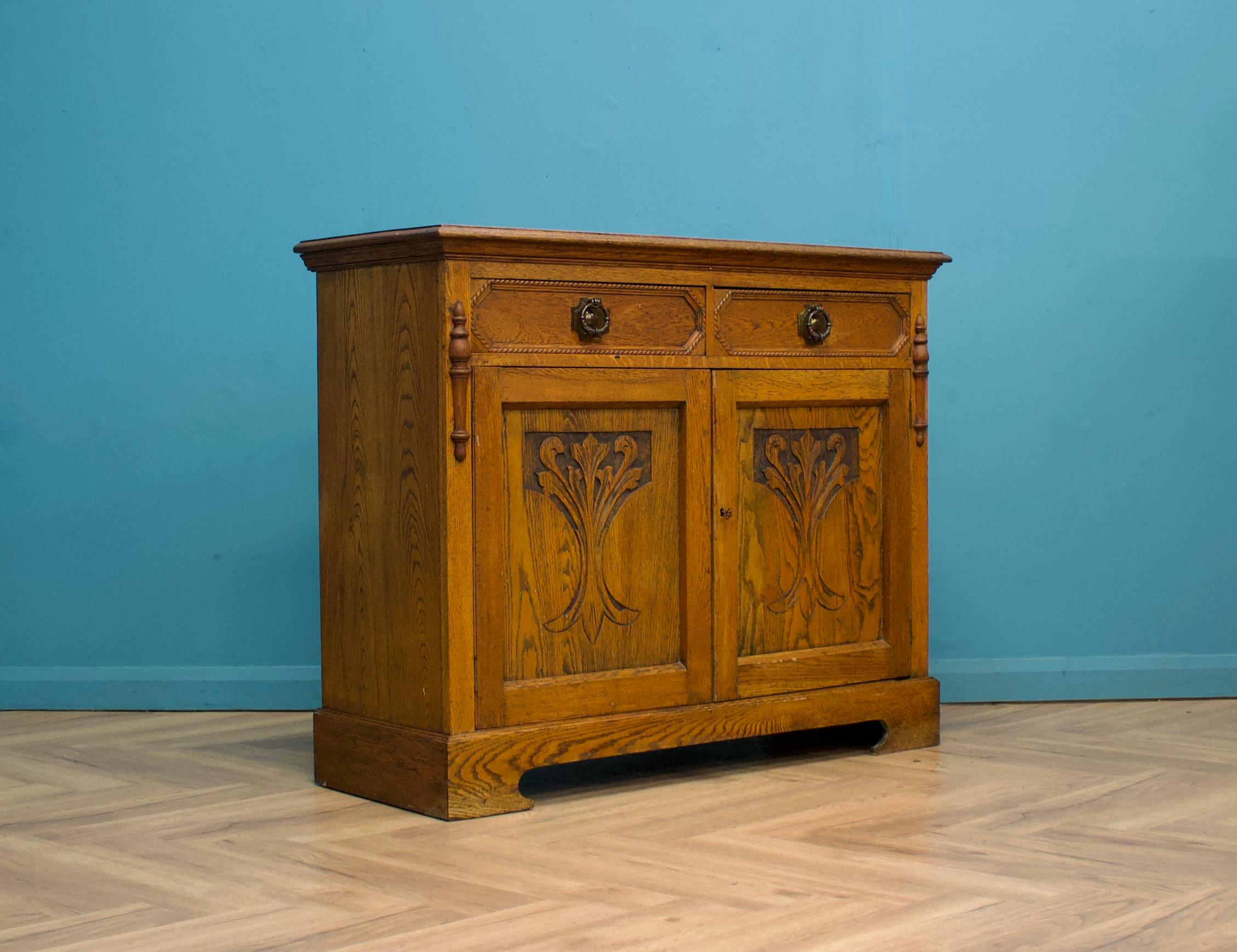 This high-quality goldon oak Art Deco sideboard, circa 1930s.
Featuring two cupboards, each with shelves.
There are also three drawers to the middle.