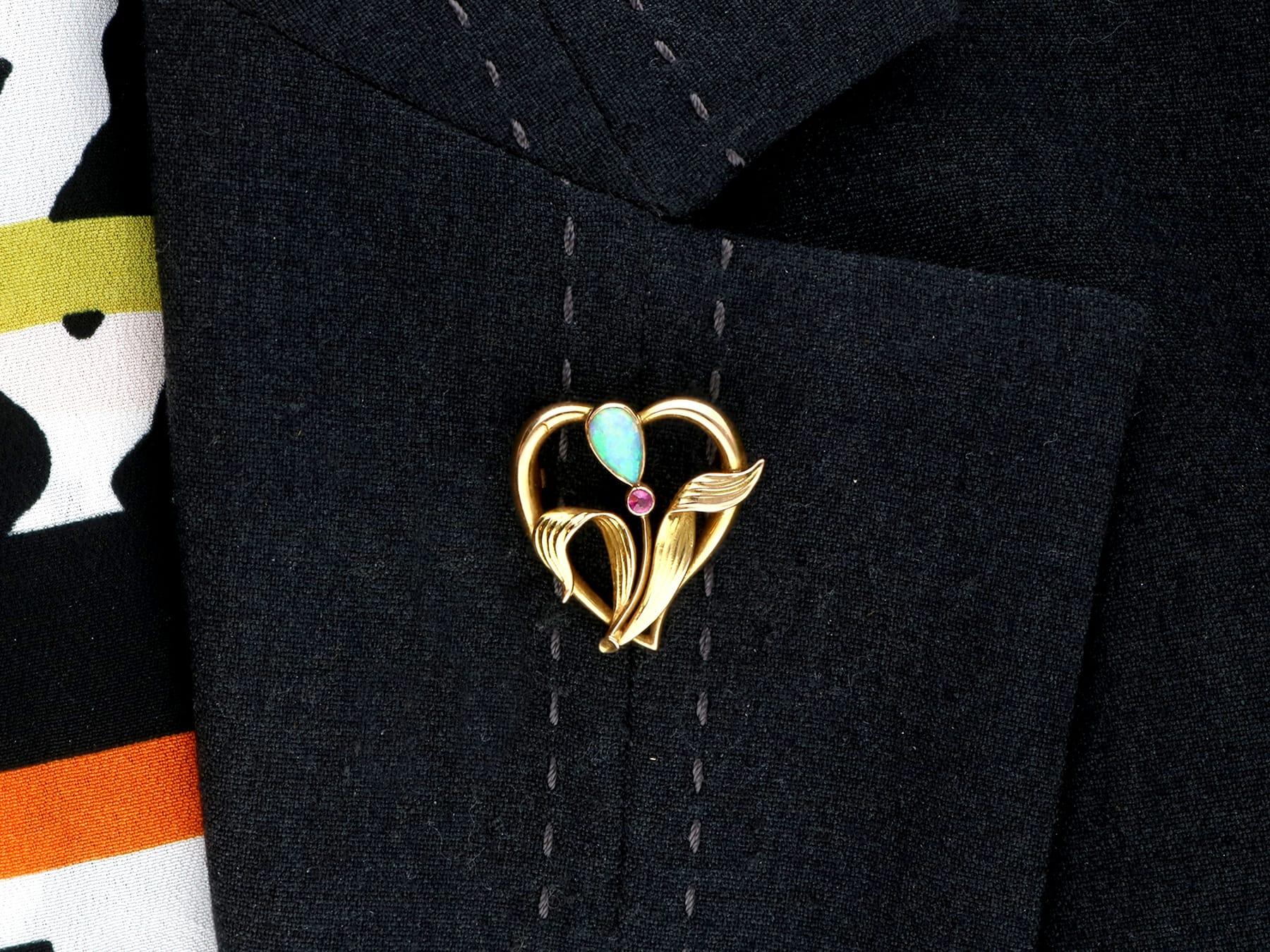 Broche ancienne Art nouveau en or jaune avec opale et rubis, c. 1910 en vente 2