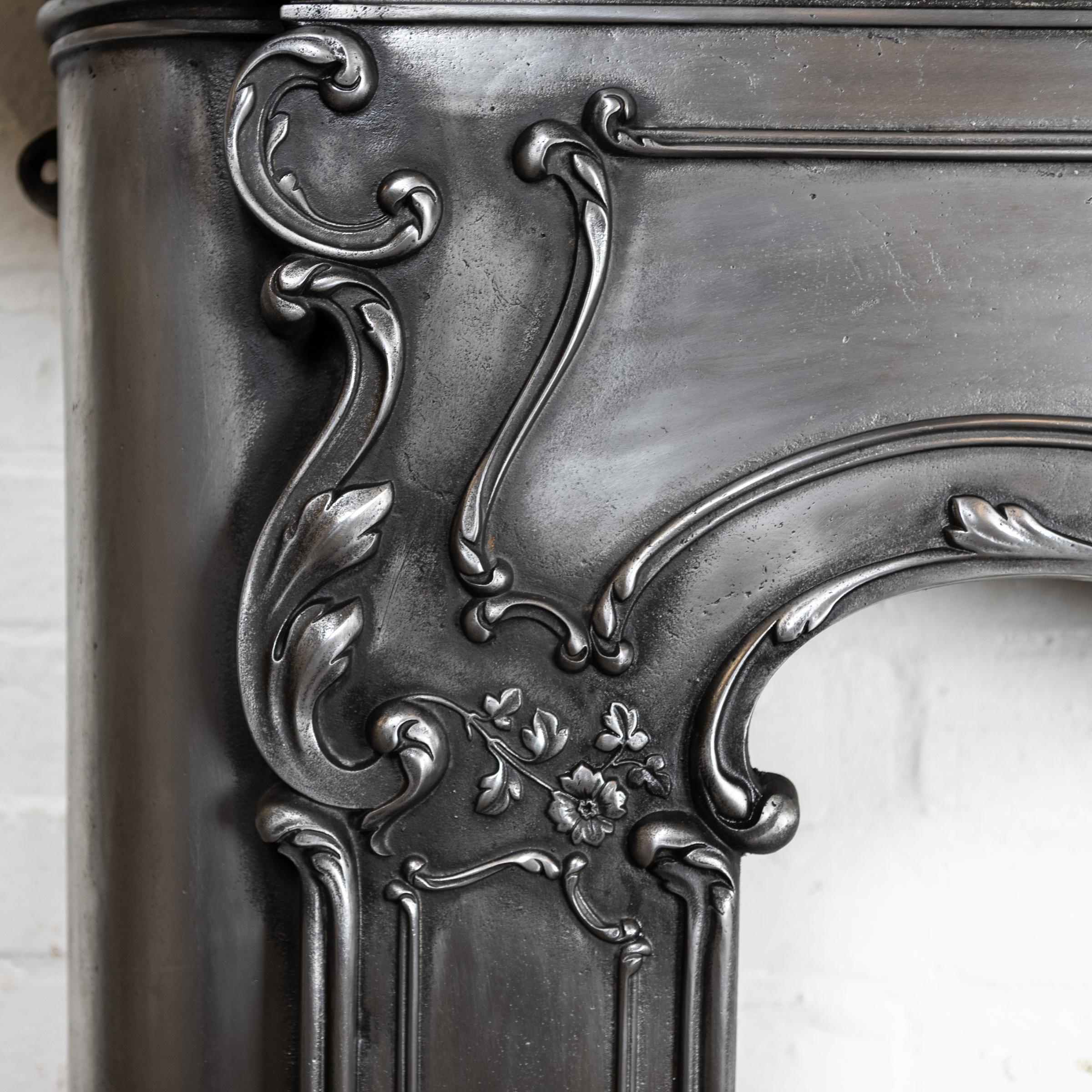 Art nouveau Cheminée en fonte polie ornée Arte Antiques Art Nouveau en vente