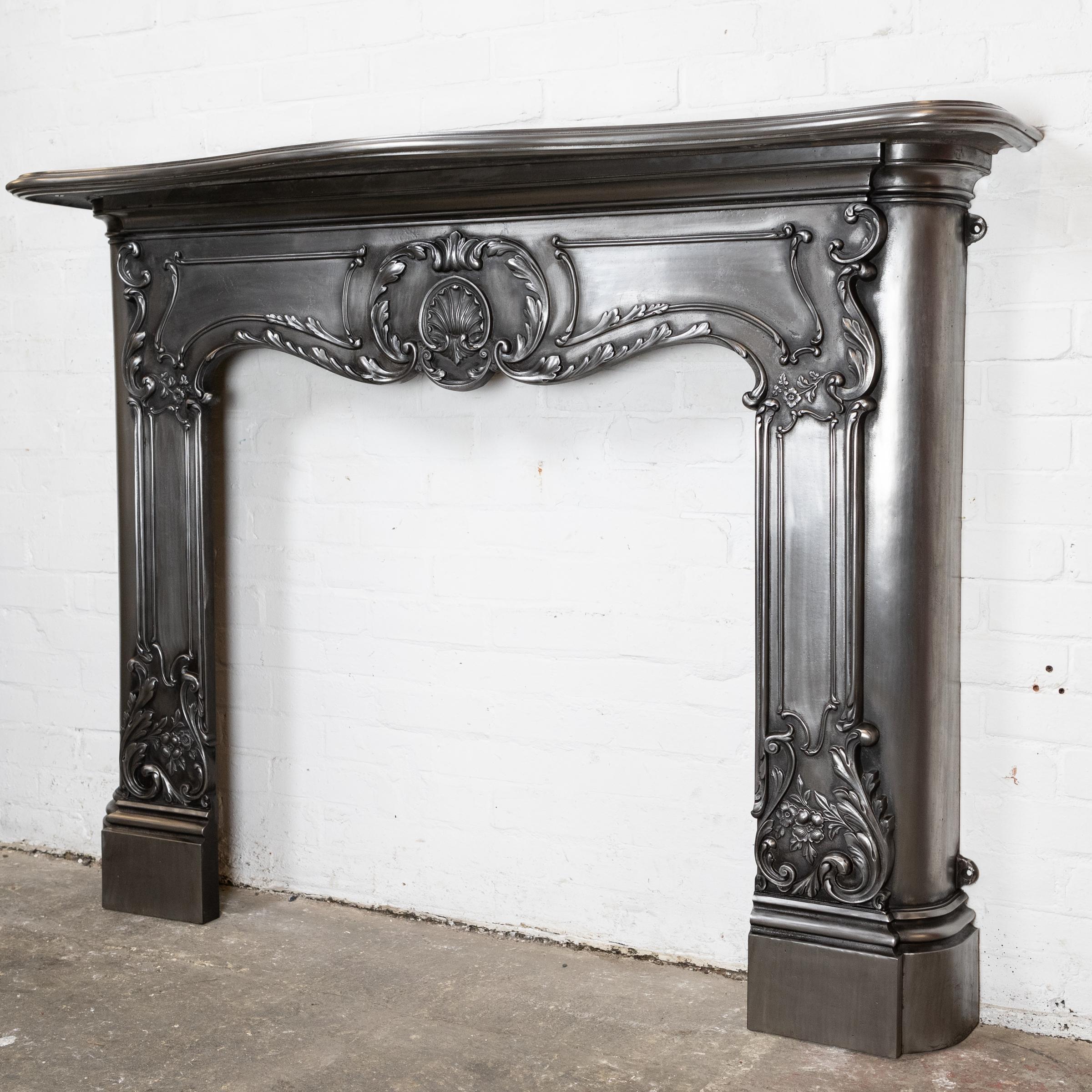 Fer Cheminée en fonte polie ornée Arte Antiques Art Nouveau en vente