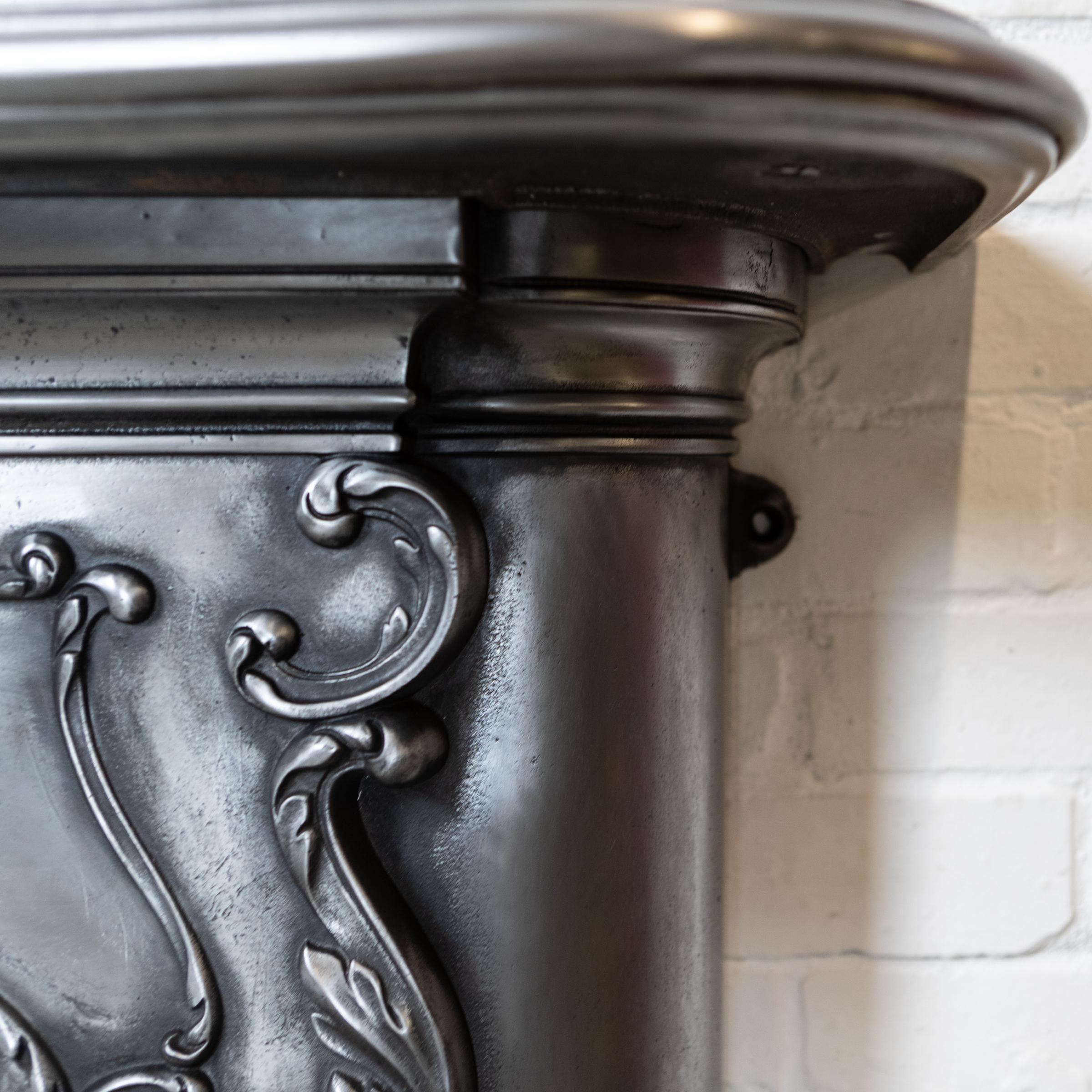 Cheminée en fonte polie ornée Arte Antiques Art Nouveau en vente 1