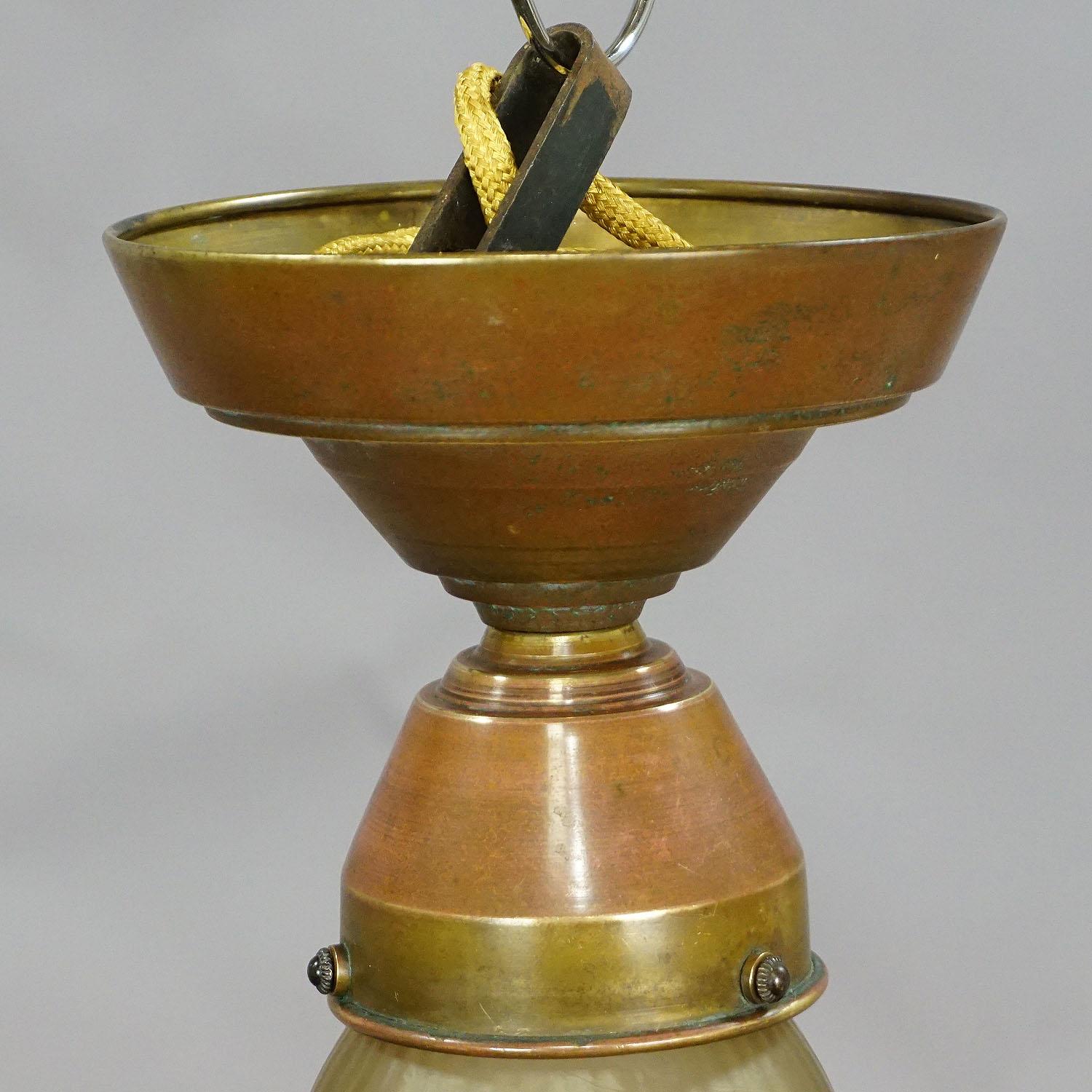 20ième siècle Lampe suspendue Art nouveau d'antiquités avec abat-jour en verre satiné en vente