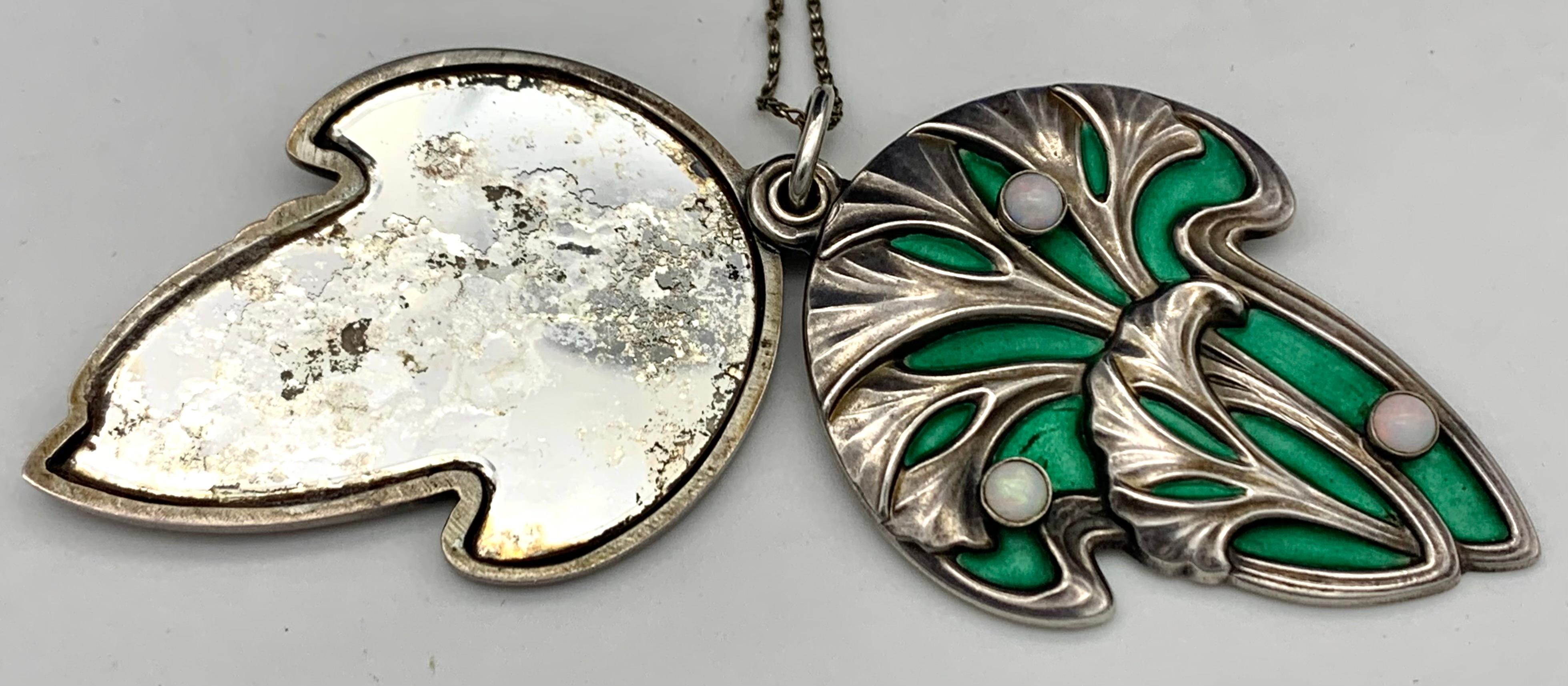 Antique Art Nouveau Pendant Necklace Gingko Leaves Opal Green Enamel Silver In Good Condition For Sale In Munich, Bavaria