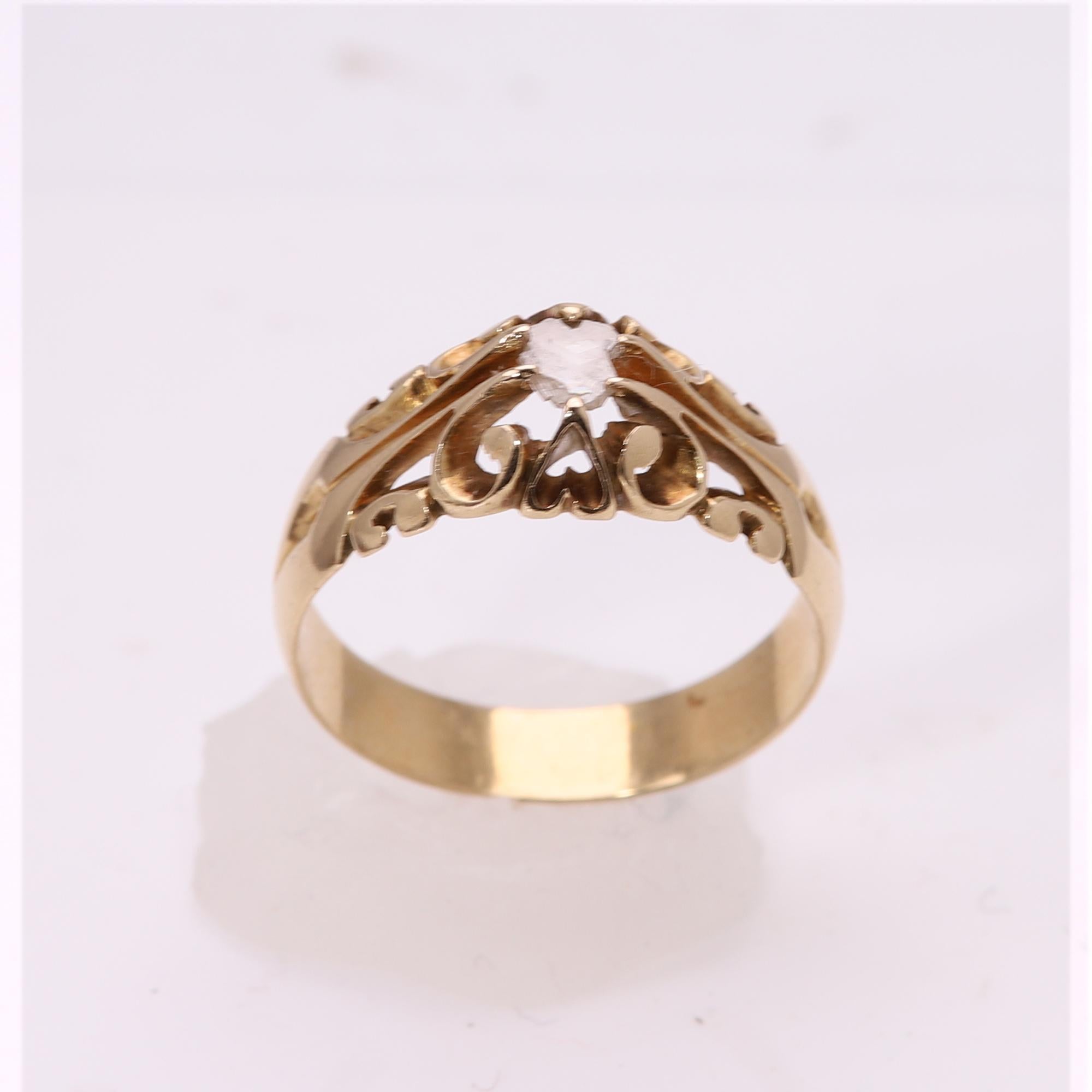 Antique Art Nouveau Ring 18 Karat Yellow Gold with a Sliced Diamonds In Good Condition For Sale In Brooklyn, NY