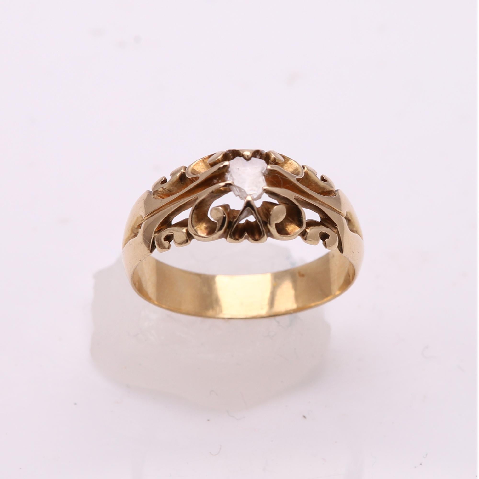 Women's or Men's Antique Art Nouveau Ring 18 Karat Yellow Gold with a Sliced Diamonds For Sale