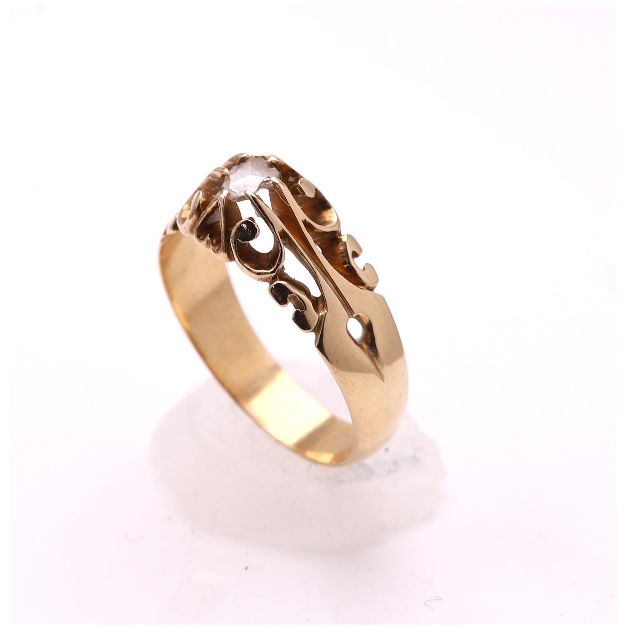 Antique Art Nouveau Ring 18 Karat Yellow Gold with a Sliced Diamonds For Sale 1