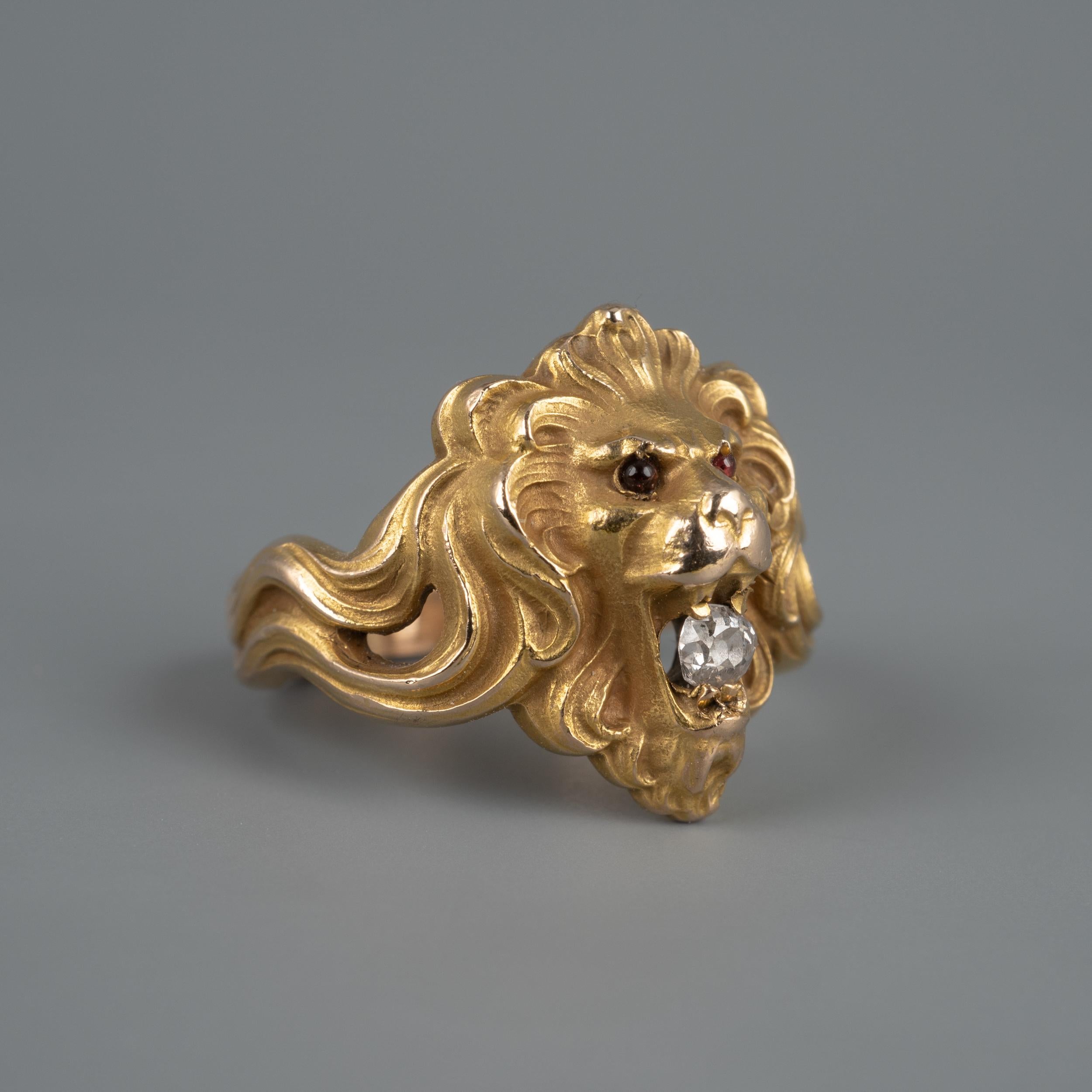 This superb antique Art Nouveau gold Lion ring features a rose-cut diamond in mouth and cabochon garnets. Circa 1890.

Presented in good condition throughout as per pictures.

Ring size: UK/AU size K  US size 5.5
Gemstones: Old rose-cut of approx