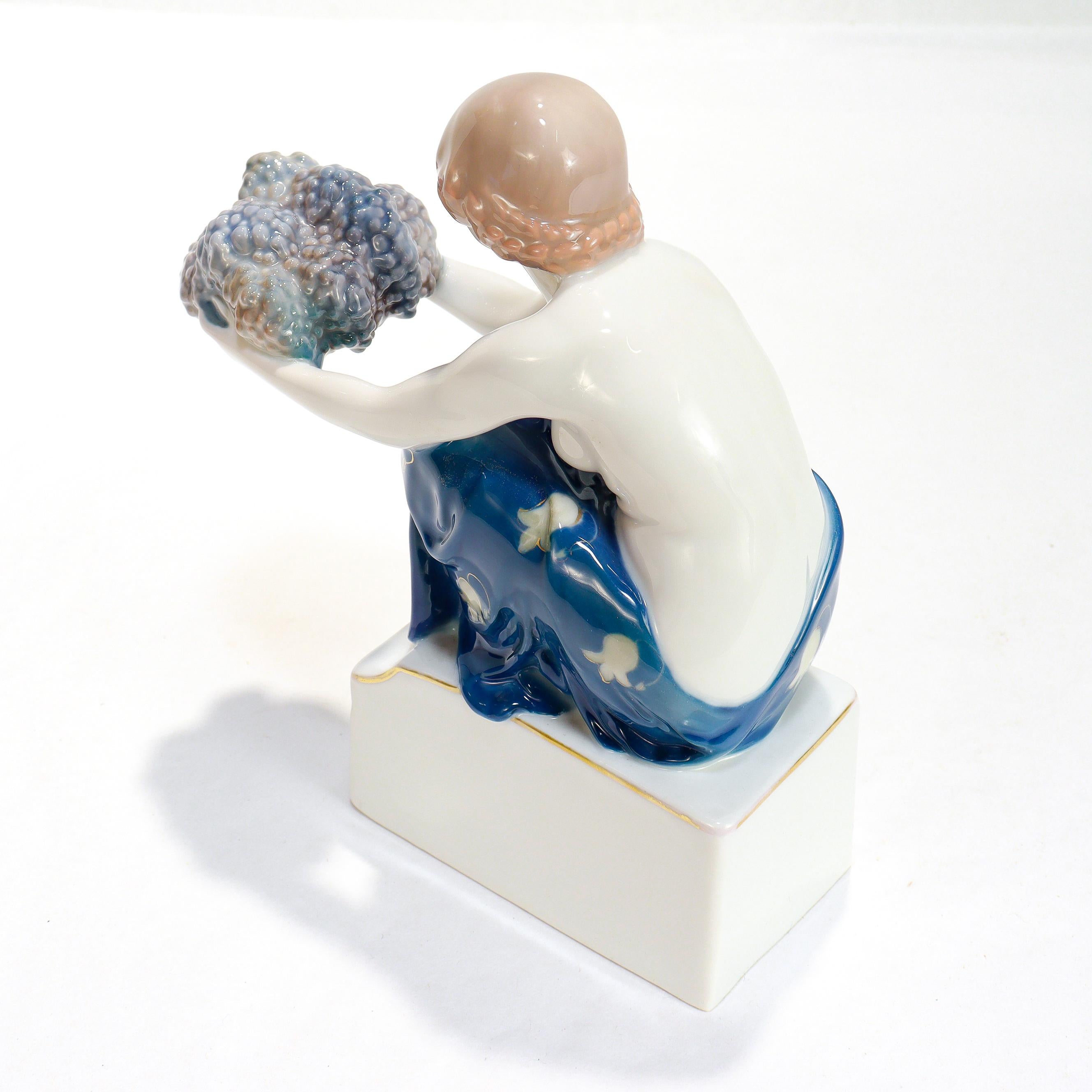 Figurilla antigua de porcelana Art Nouveau Rosenthal del Portador de la uva de Marcuse en venta 4
