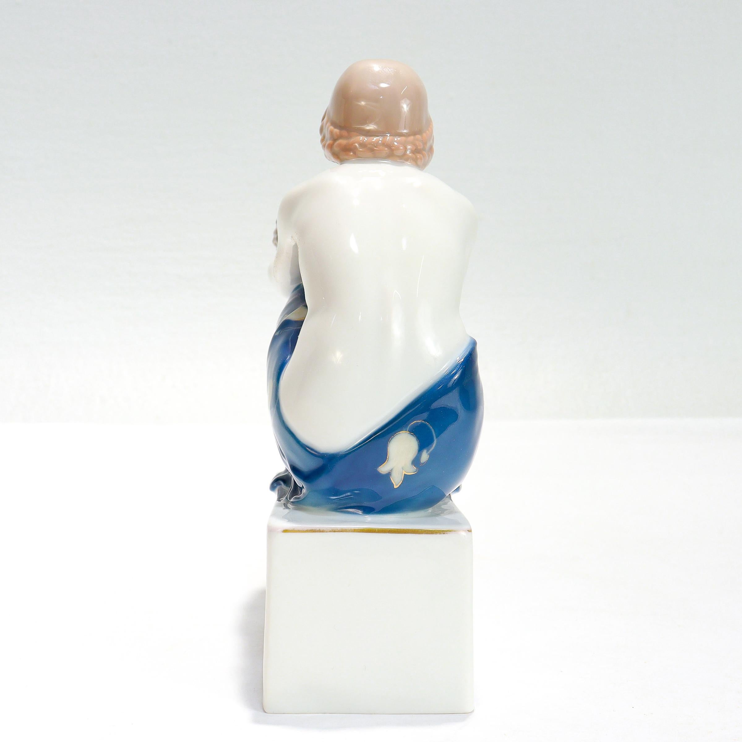 Figurilla antigua de porcelana Art Nouveau Rosenthal del Portador de la uva de Marcuse en Bueno estado para la venta en Philadelphia, PA