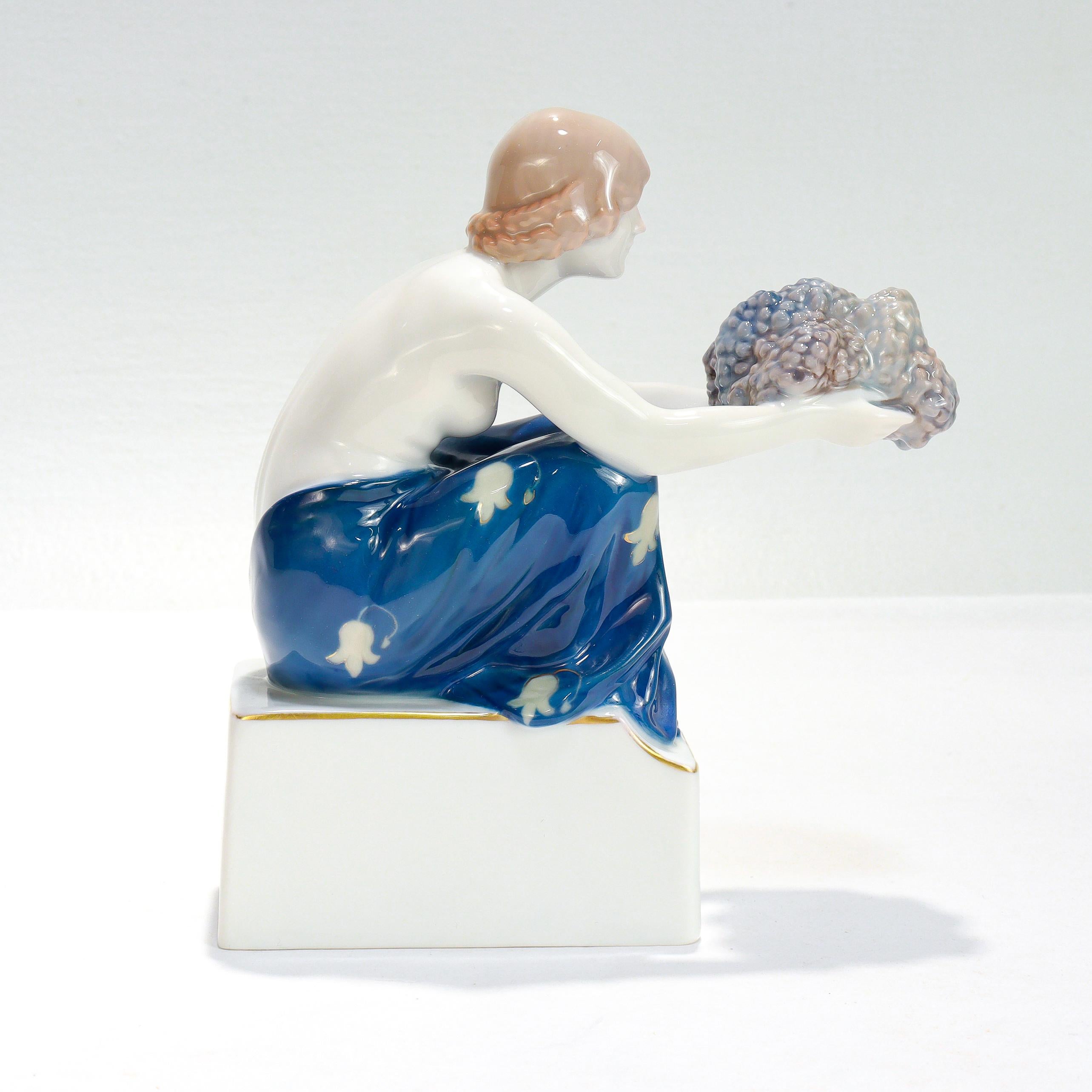 Figurilla antigua de porcelana Art Nouveau Rosenthal del Portador de la uva de Marcuse siglo XX en venta