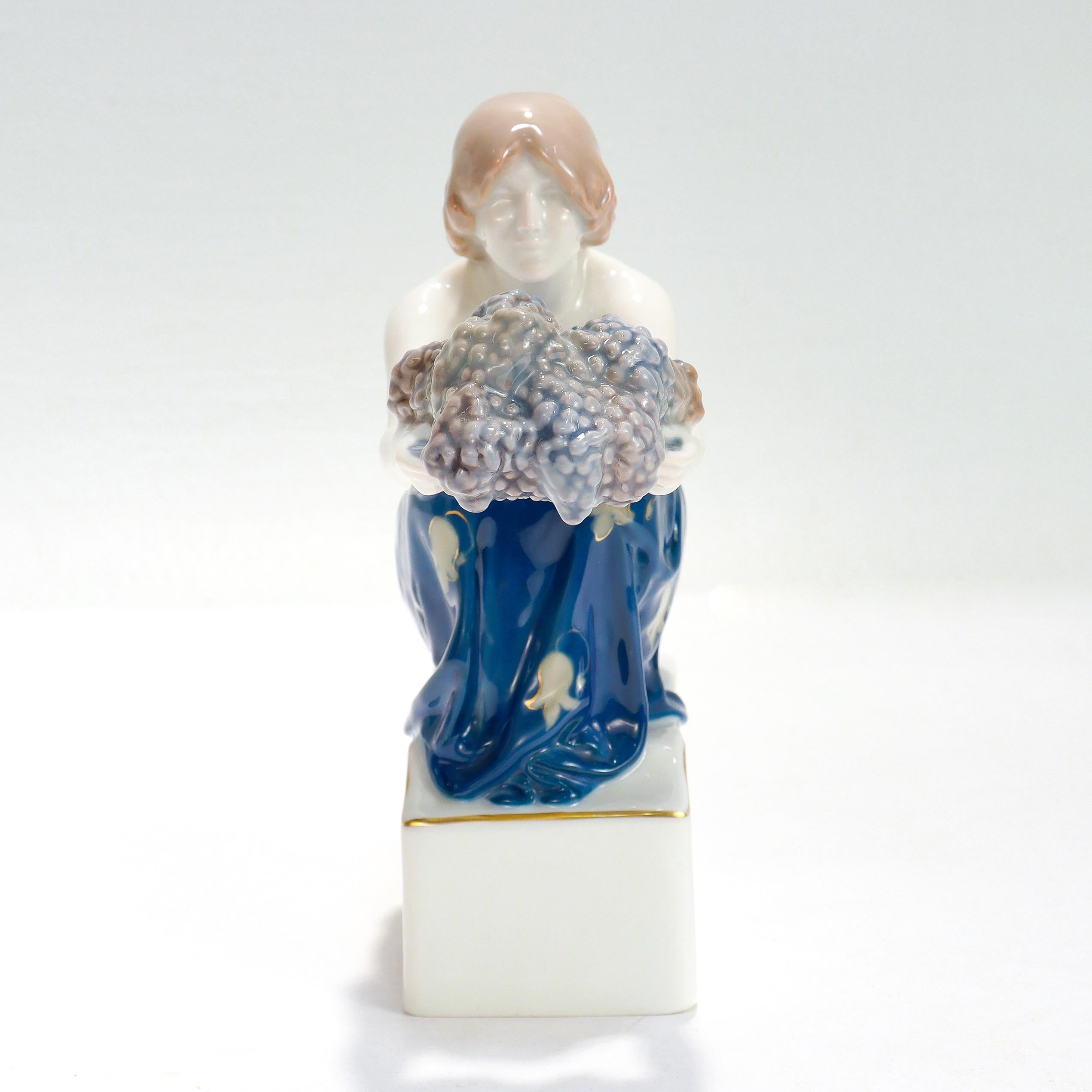 Figurilla antigua de porcelana Art Nouveau Rosenthal del Portador de la uva de Marcuse en venta 1